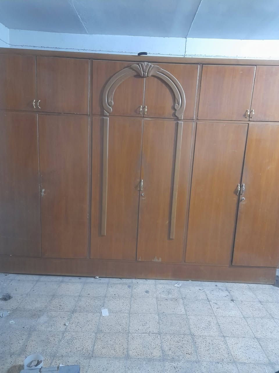 غرفة نوم مستعملة ستة أبواب وملحق السعر ٥٠٠ ألف الاتصال على ***********
