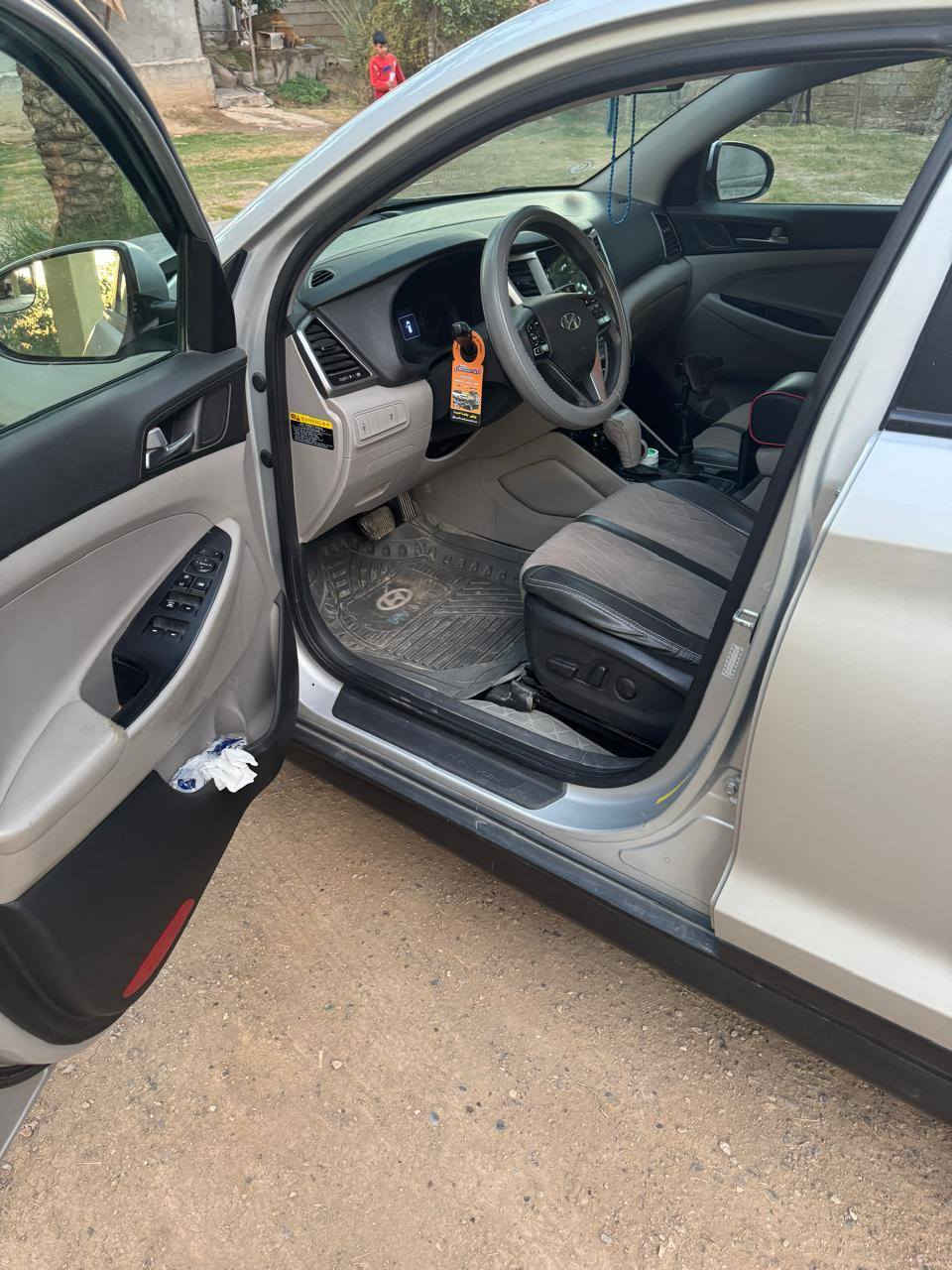 توسان أمريكي
موديل ٢٠١٦ للبيع 
ضرر قبق صندوق بدون داخل 
السعر ١٥٨ وبيها مجال 
***********
