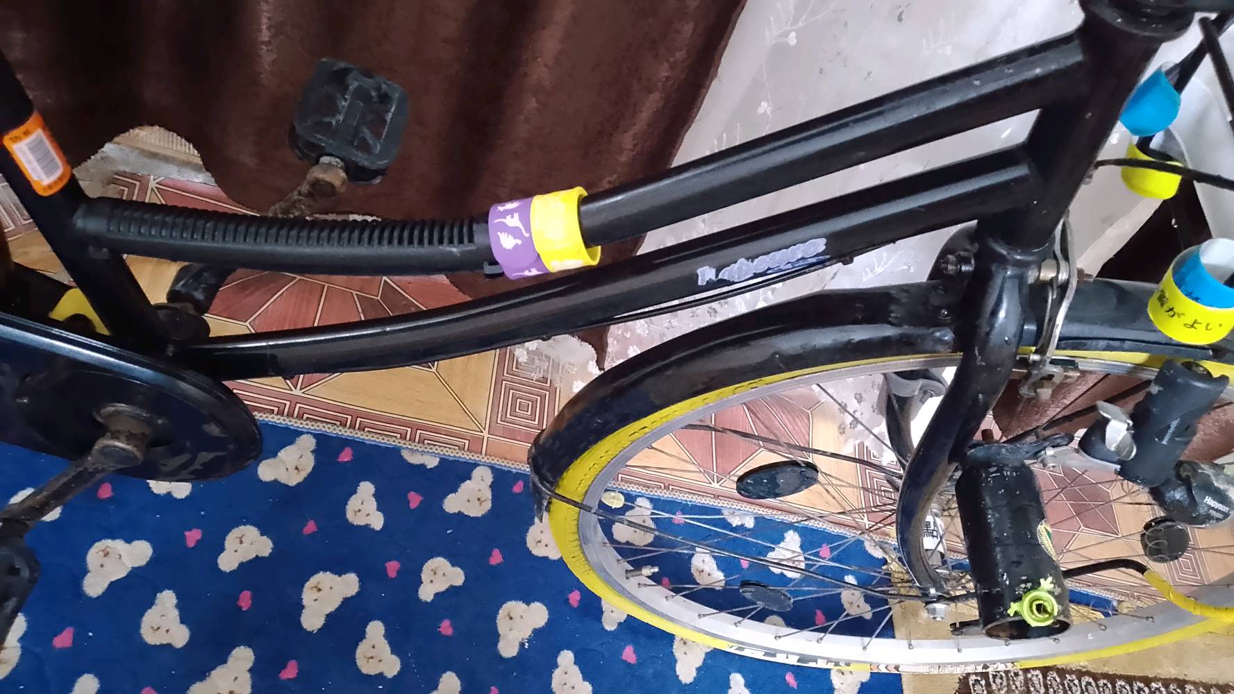 هذا باسكل بحالة جيدة مزود بإضاءة أمامية وخلفية لزيادة الأمان أثناء القيادة. الباسكل يأتي مع إطارات صفراء ومقعد مريح. مناسب للتنقل اليومي أو التجول في المدينة. متوفر مع سلة خلفية يمكن استخدامها للأغراض الشخصية.