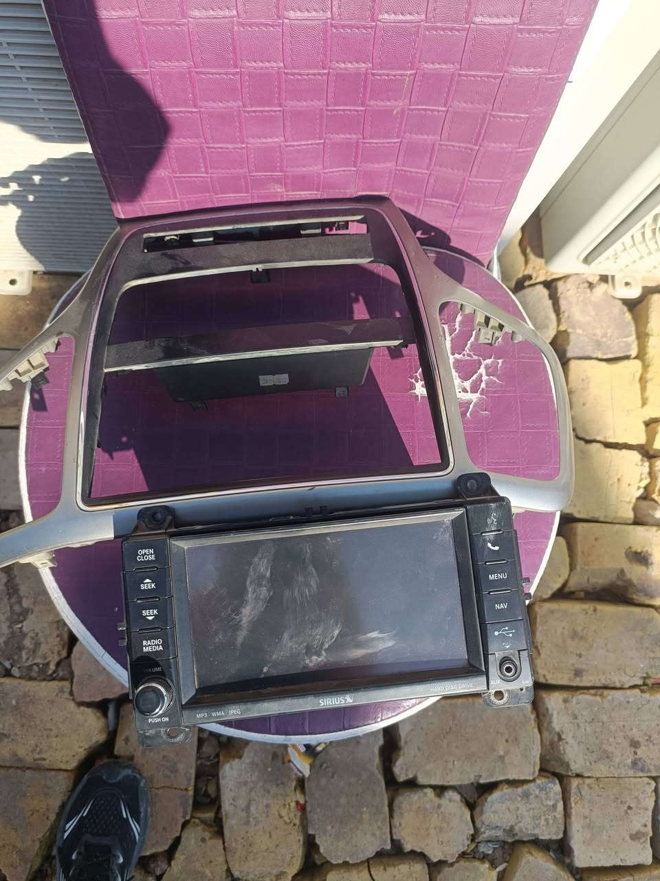 السلام عليكم ورحمة الله من رخصة الادمن
شاشه جيب لاريدو من موديل 11 ال13 شاسه قلاب شرط الشغل مع العطر الاصلي 
قيم باليرضي الله  وانه بالخدمه. عنواني بصره ***********
