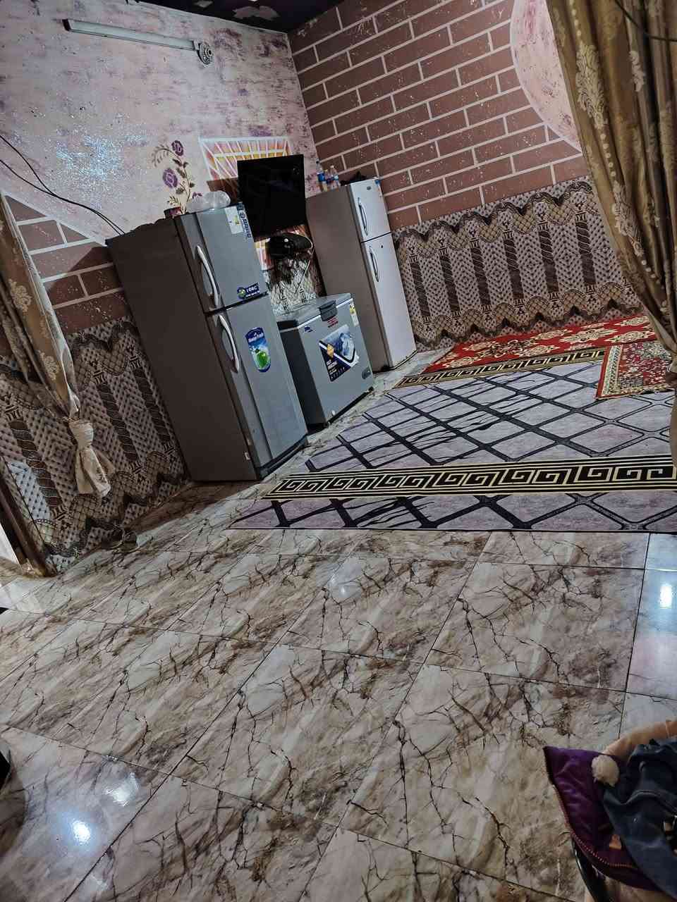 السلام عليكم عندي بيت للبيع مساحه 150 متر قرب مخسن حي الموظفين قضاء الشافعيه
يحتوي على غرفه وصالة  حمام داخلي  ومطبخ استقبال  صحيات خارحيه  وكراج  سعر خاص رقم الهاتف ***********
