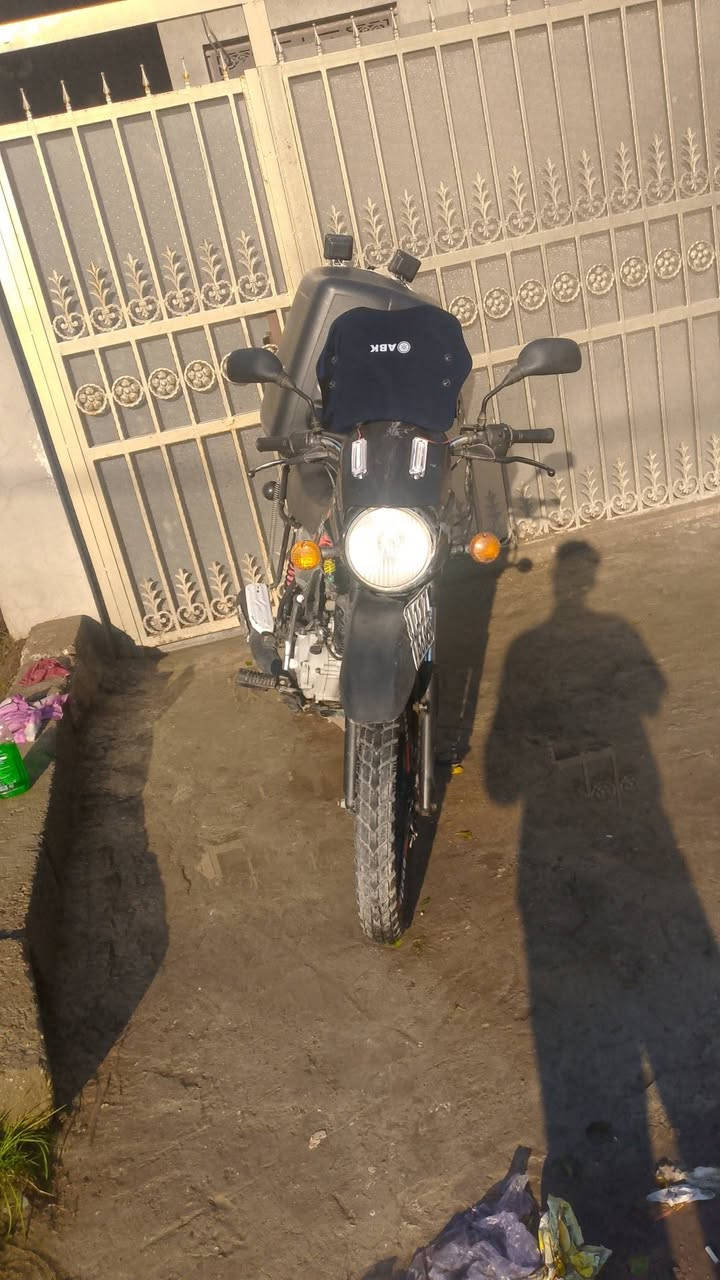 السلام عليكم
بوكسر 2021 جبلي مرقم تحويل ثاني يوم أوراقها كامله ما بيها اي نقص ماشيه 39 الف مكينه ممفتوحه مكفوله من كلشي نقصها فقط ستاند التعليك مكسور  سعرها 2200 مليونين وميتين مكاني بغداد الدورة شارع 60 
للاستفسار *********** متواجد رصيد و واتساب
