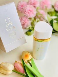 عطر يارا • زجاجة بيضاء • لمسات ذهبية
