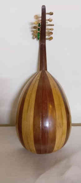 عود مصري صناعة سمير حميدو صانع معروف بحالة جيدة بدون حقيبة السعر ١٥٠ الف بي مجال بسيط موجود بغداد منطقة الزعفرانية وممكن الاقتراب لمناطق بغداد الجديدة والكرادة ***********
