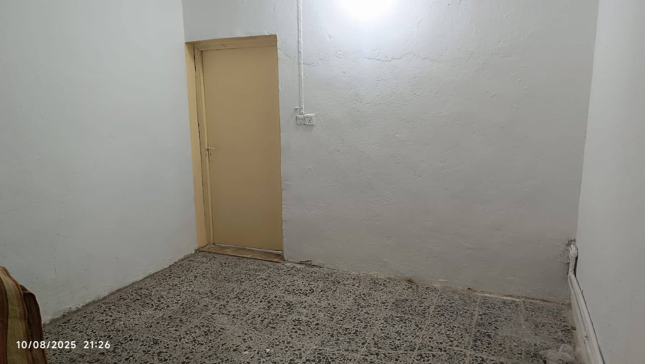 بيتين مجاورين للإيجار 🔹
يتكون كل بيت من:
▪️ غرفة كبيرة مساحة 7 أمتار
▪️ غرفة ثانية 4×5
▪️ مطبخ
▪️ استقبال
▪️ صالة
▪️ طرمة
▪️ تخاريج كاملة
📐 مساحة كل بيت: 150 متر
💰 الإيجار الشهري: 425 (قفل مع الكهرباء) للبيت الواحد 
📍 الموقع: حي العدالة – شارع الصب، على الشارع العام
للاستفسار يرجى التواصل ***********
