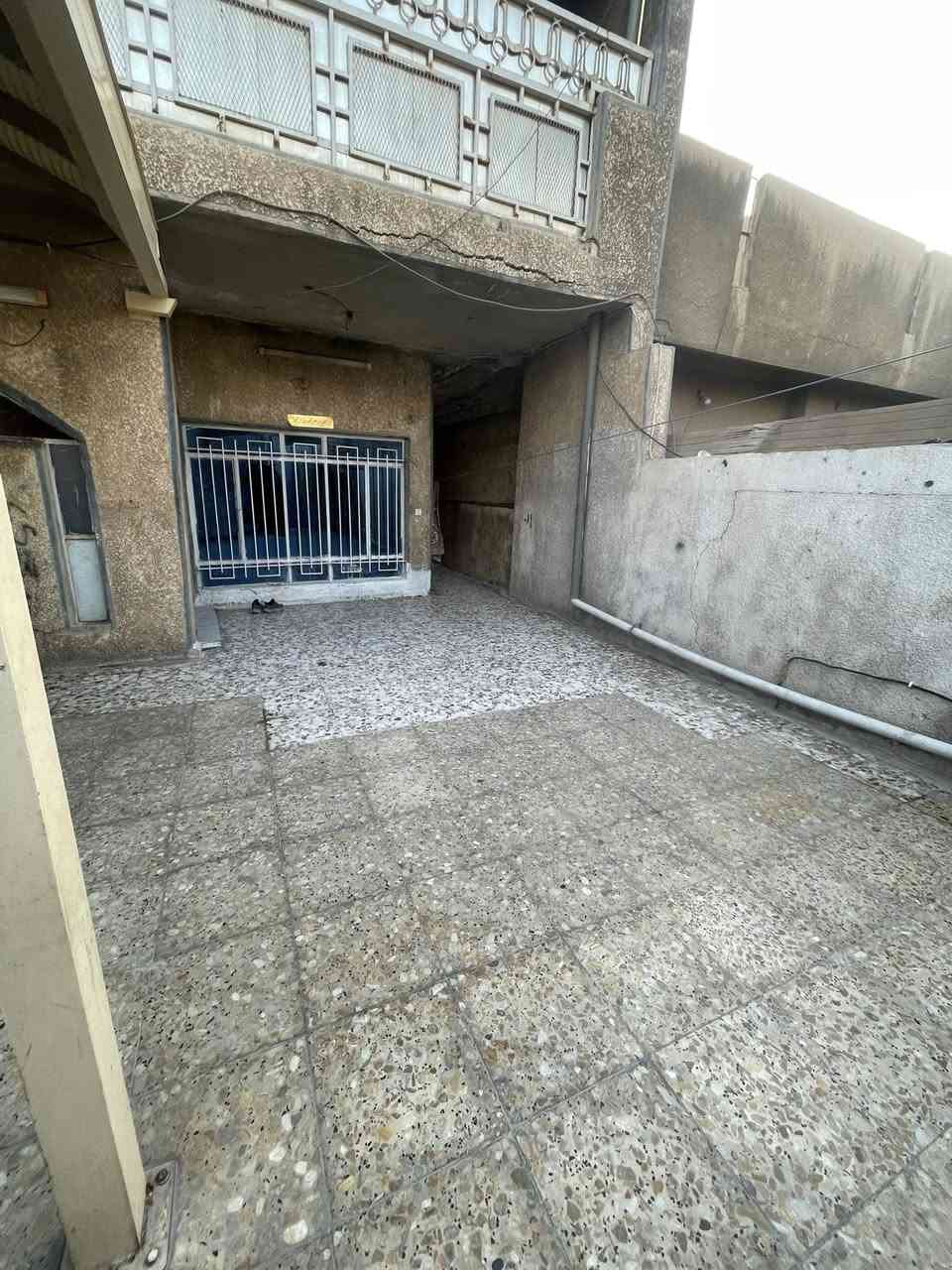 بيت للبيع مساحته 200 متر طابقين طابق الول يحتوي اربع غرف طابق ثاني اربع غرف وفوك وجوه حمامات 2 شراي يتصل 
***********
