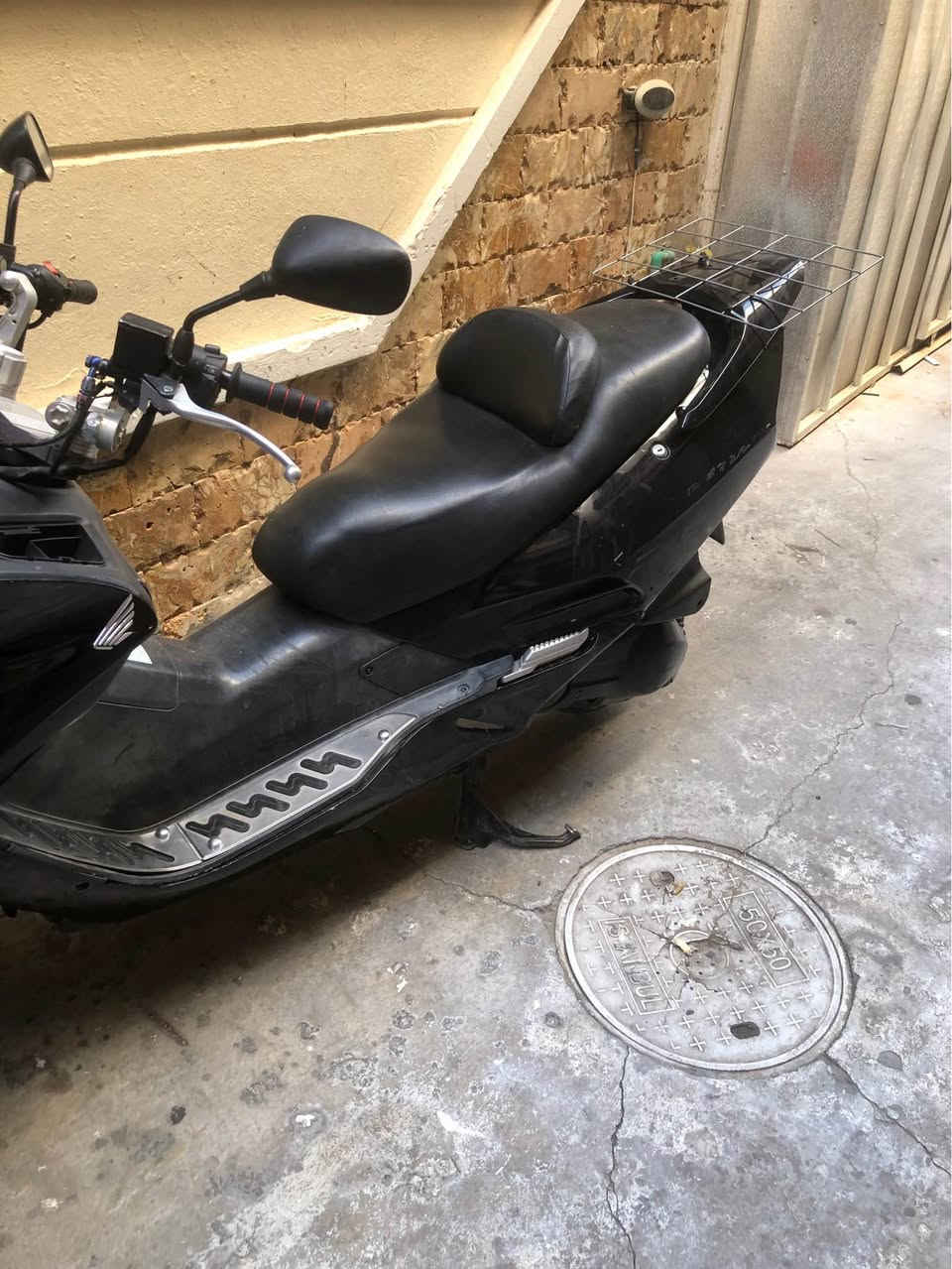 سلام عليكم فورزا صفر ستة الدراجة بيع او مراوس  خير من الله نظيفة كلش ادامة كلتجات  ينز كلتج قايش فايبرات خرز مبدل اصلي صار يومين منضومة رديتر منضفة جوينات اصلية مبدل مي رديتر اخضر كلة ادير كابريتر اصلي الدراجة عوزها بس لايت ناصي عاطل باقي بس العالي وعداد الكيلو متر السيم مقطوع والاشاير اني لاغيهن موجدات عندي سعرها 700 بيع او مراوس بماكس منغولي او عدلة واخذ فرق سعرها 700 مكاني بغداد الاعظمية رقمي *********** بغداد, العراق
