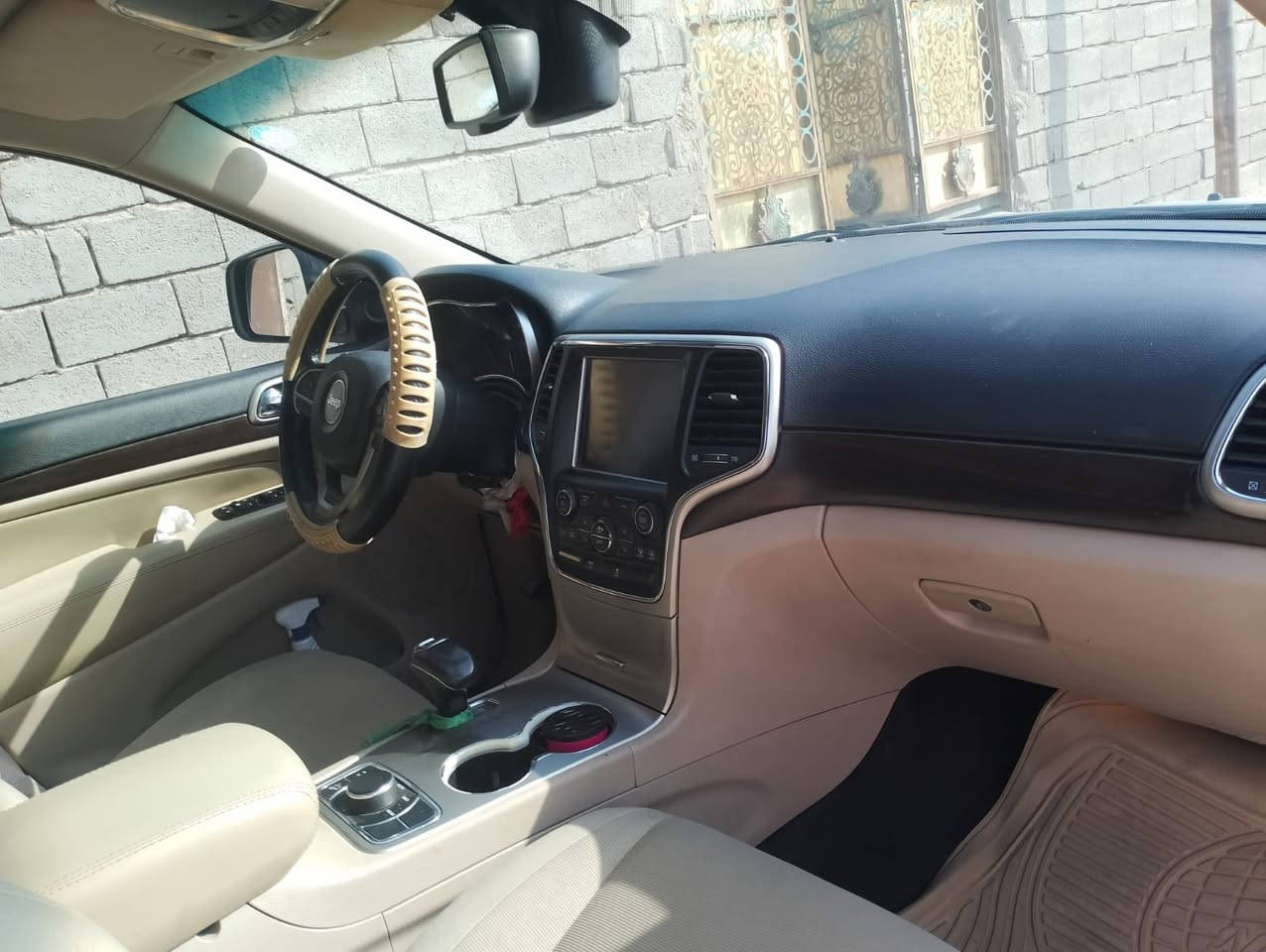 جيب خليجي 2014 
مكينه هيمي كفالة بدون كص
 بيها 3 قطع صبغ بدون ضربه 
مكينه حدادية تبريد تخم تاير 
جاهزة من جميع التفاصيل 
مكان السيارة البصرة
السعر 95 بيها مجال قليل
‭0 770 192 2689‬
