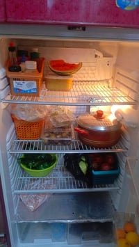 ثلاجة نظيفة • شغالة • بيها مجال