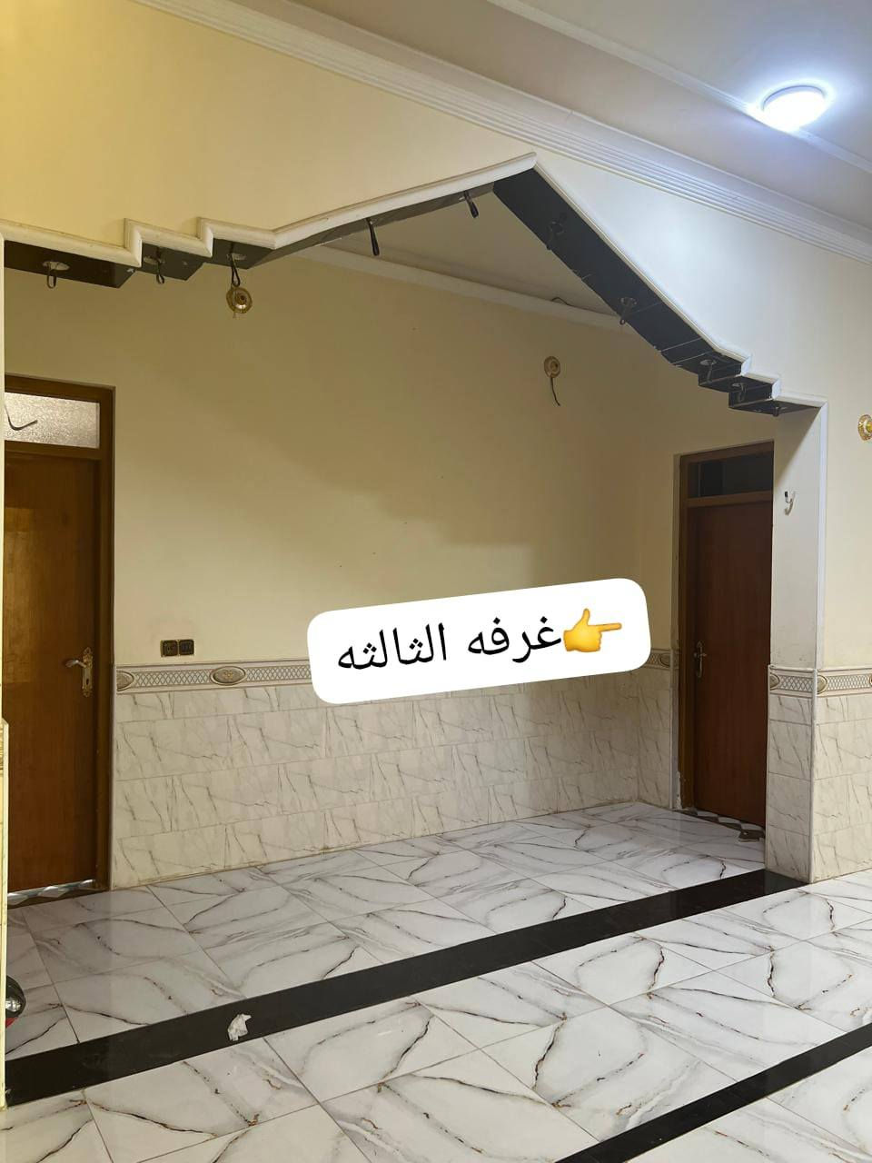 سلام عليكم 
بيت للبيع مع قطعه ارض منطقه حصيبه الشرقيه الزويه  قريب علمضيق  كهرباء خدمات حديثه شارع تبليط +ماء+كهرباء+ مساحه الكليه  1250م.  مساحه البيت 750 
ومساحه القطعه الخارجيه 500م. مع واجها محلات   مكون من حديقه +صحيات خارجيه بابين سياج خارجيه + مدخل+ +ديوانيه +استقبال+صاله +ثلاث غرف +حمام داخلي +منور خارجي بتجاهين كامل من كلشي بنيان  طابوك شغل درجه اوله مرتب السعر المطلوب 210مليون وبي مجال تريد بس بيت 160وبي مجال  ابيعلك تريد بس قطعه هم ابيعلك  بيك خير ودلل رقم الهاتف  ***********
