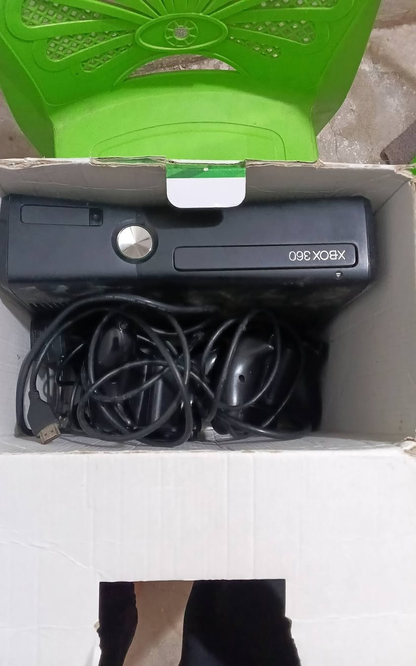 اكس بوكس 360 غراضه كامل فقط بي عطل بصيط قيم وخذ جهاز مامفتوح جوستكات اصليه محوله اصليه***********
