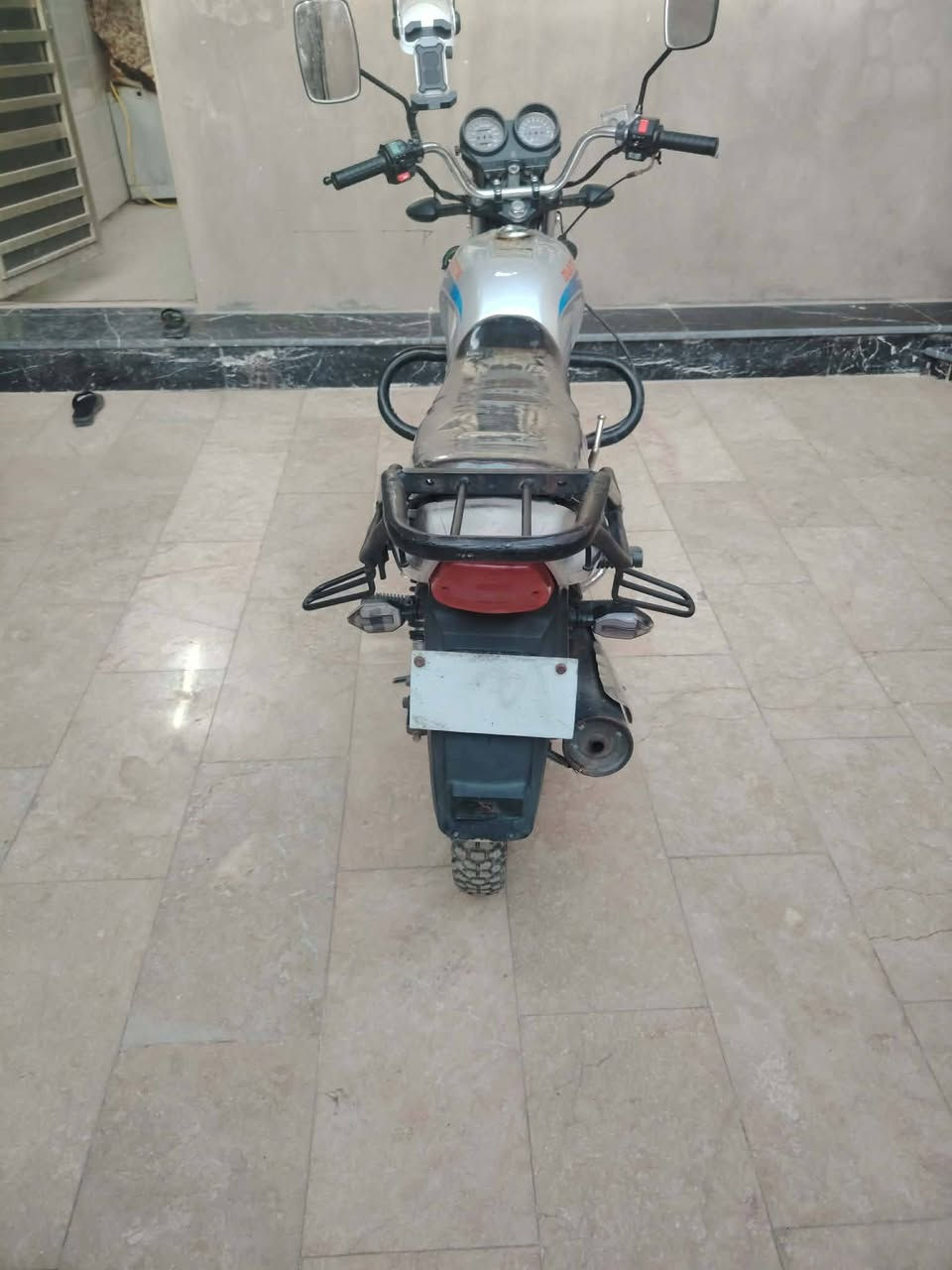 سلام عليكم دراجه دايوان جديده مابيه كل نواقص مكانه بغداد الشعله مراوس بدراجه اوته ماتيك او للبيع 
‏‪0770 510 1907‬‏ وتساب سعر 650وبيه مجال 
نضيفه ومابيه نواقص
