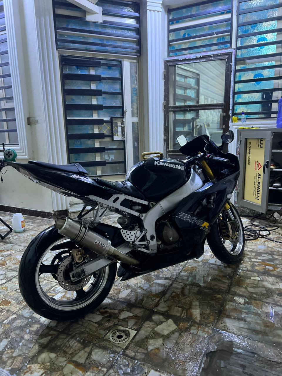 السلام عليكم ليوم عندي دراجة كاوسكي موديل 2004 حجم المحرك 636 دراجة فول ترتيب ضفيرة كفرات من كلشي وعليهة إدامة يم كابتن دانة يعني لدراجة كلش نضيفة كير محرك مكفول من لفتح بيهة شغلات بسيطة بل كفر لايمن ويتصلح اول ثاني بطناش تشلع لكاع دهن كلة موتل بانزين محسن بـس لوردي واني جناي ومداريهة  أوراق كاملة كمرك مدفوع طالعة من معرض كلشي وكلاشي سعر ٣٠وبيهة مجال حك لجية مكاني زعفرانية رقمي *********** وأسف ؏ اطالة ♥️
