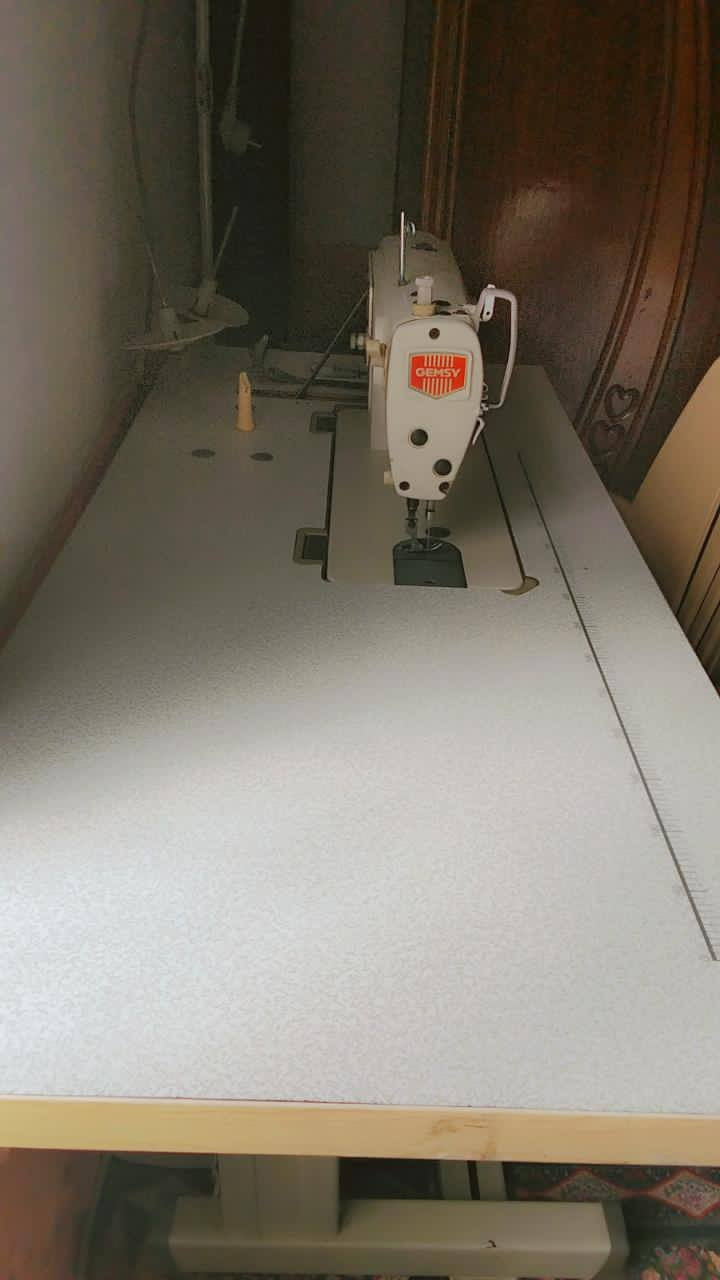 📢 للبيع: ماكينة خياطة جيمسي (Gemsy) صناعية أصلية
المواصفات والمميزات:
✅ النوع: جيمسي (راس أبيض) - معروفة بقوتها واعتماديتها بالشغل الشاق.
✅ الحالة: الماكينة بنظافة ممتازة جداً، صوتها ناعم، وموتورها قوي.
✅ الجاهزية: كاملة مع الميز (الطاولة) والموتور وحامل الخيط، وجاهزة للعمل فوراً (شغالة ومابيها أي نقص).
✅ الاستخدام: تخيط كافّة أنواع الأقمشة (خفيف وثقيل).
💰 السعر: 250 ألف دينار (قفل).
 المكان: الديوانية - الشافعيه
.
📞 للتواصل والاستفسار عل رقم  ***********
