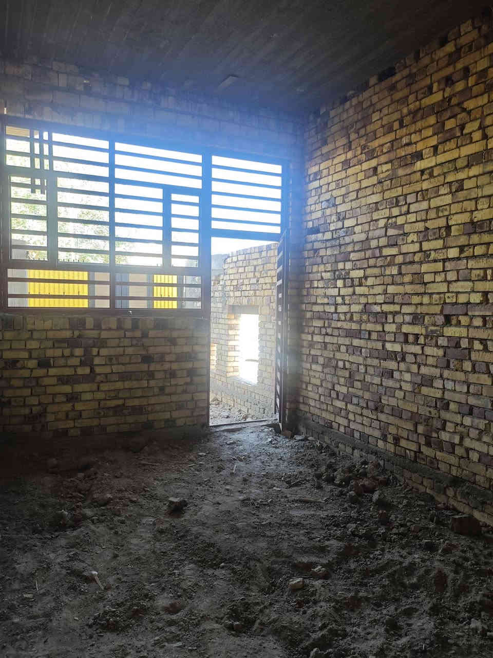 السلام عليكم هيكل بناء كامل 160متر استقبال و مطبخ و صاله غرفه صحيات داخليه و خارجيه مناور عدد 2كونكريت مسلح ارتفاع 3.45ثالث بيت عن شارع عشرين العنوان حي الجامعه قرب اسواق البقيع الاتصال على الرقم ***********.
