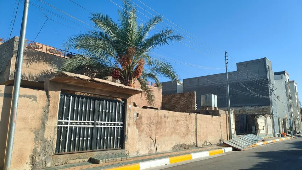 بيت طابقين للبيع
المساحة ٣٠٠ متر 
الرمادي التأميم حي ٣٠ تموز  
مقابل الحديقة والشارع السايدين 
سعر المتر ٩٠٠ ألف 
للاستفسار على الرقم ***********
