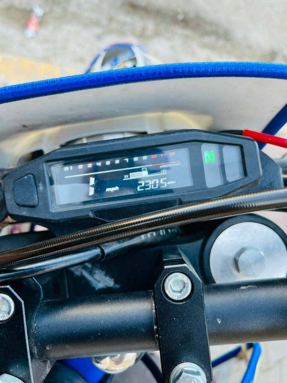 سلام عليكم قفاز للبيع موديل ٢٥ مكينه ٣٠٠ CRX بعده على وضع شركه دراجه نضيفه  السعر مليون ١٠٠بي  مجال قليل ديالى سعديه جبل  ***********
