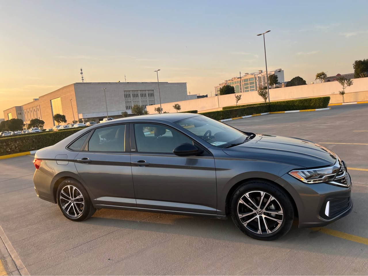 سەیارەکە نمونەیە لە جوانی ژینگەو سەنەوی هەمووی نوێیە سەیارەکە تانها دوو پارچەی هەیە پێشوو پشت کەپس 
بۆ پەیوەندی *********** أربيل, العراق
