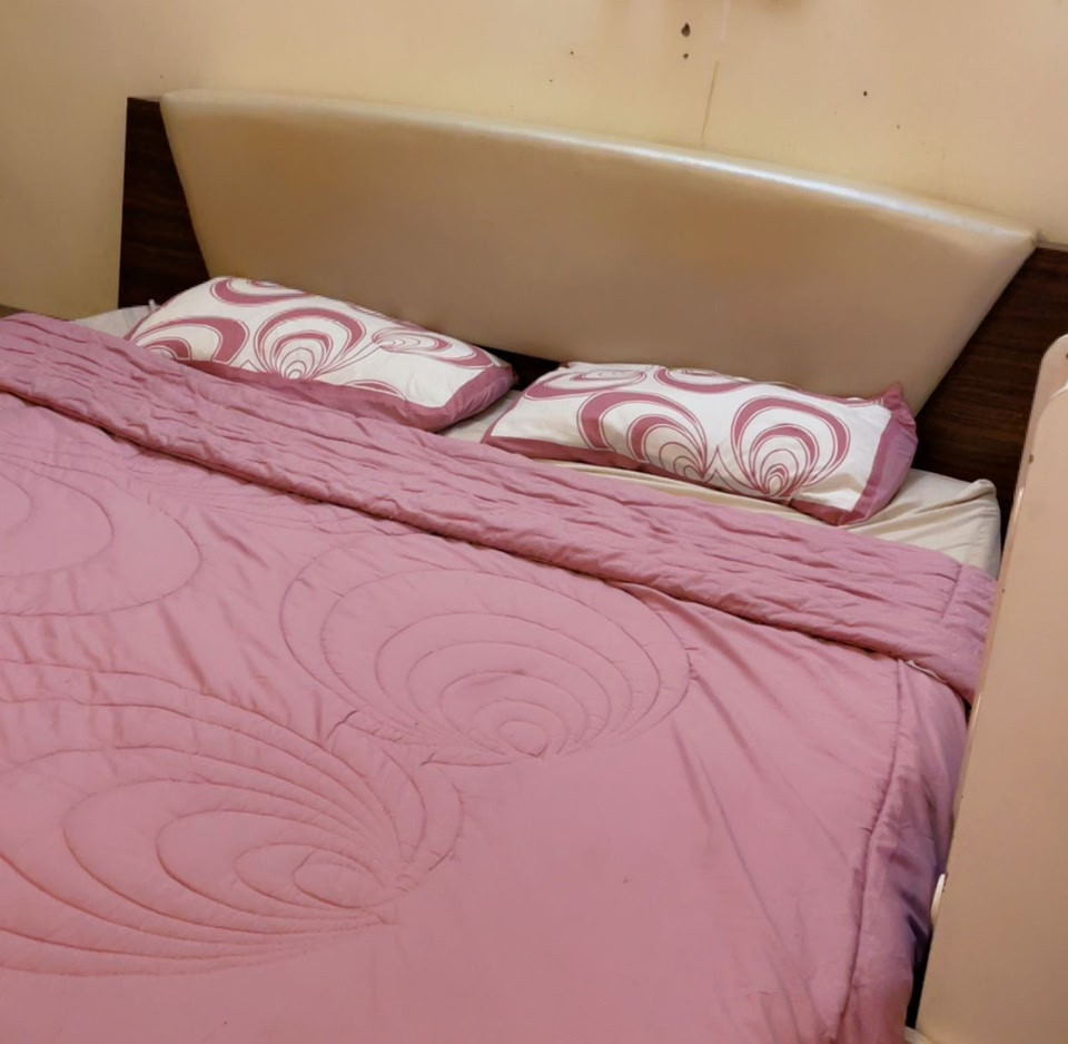 السلام عليكم 
غرفه نوم تركي اصلي تصميم ايطالي خشب ثقيل مقاومه للرطوبه والبكتيريا والارضه سعر الشراء 2200$ مسبقا والحالي 300 الف قفل 
مكانها بغداد
***********
