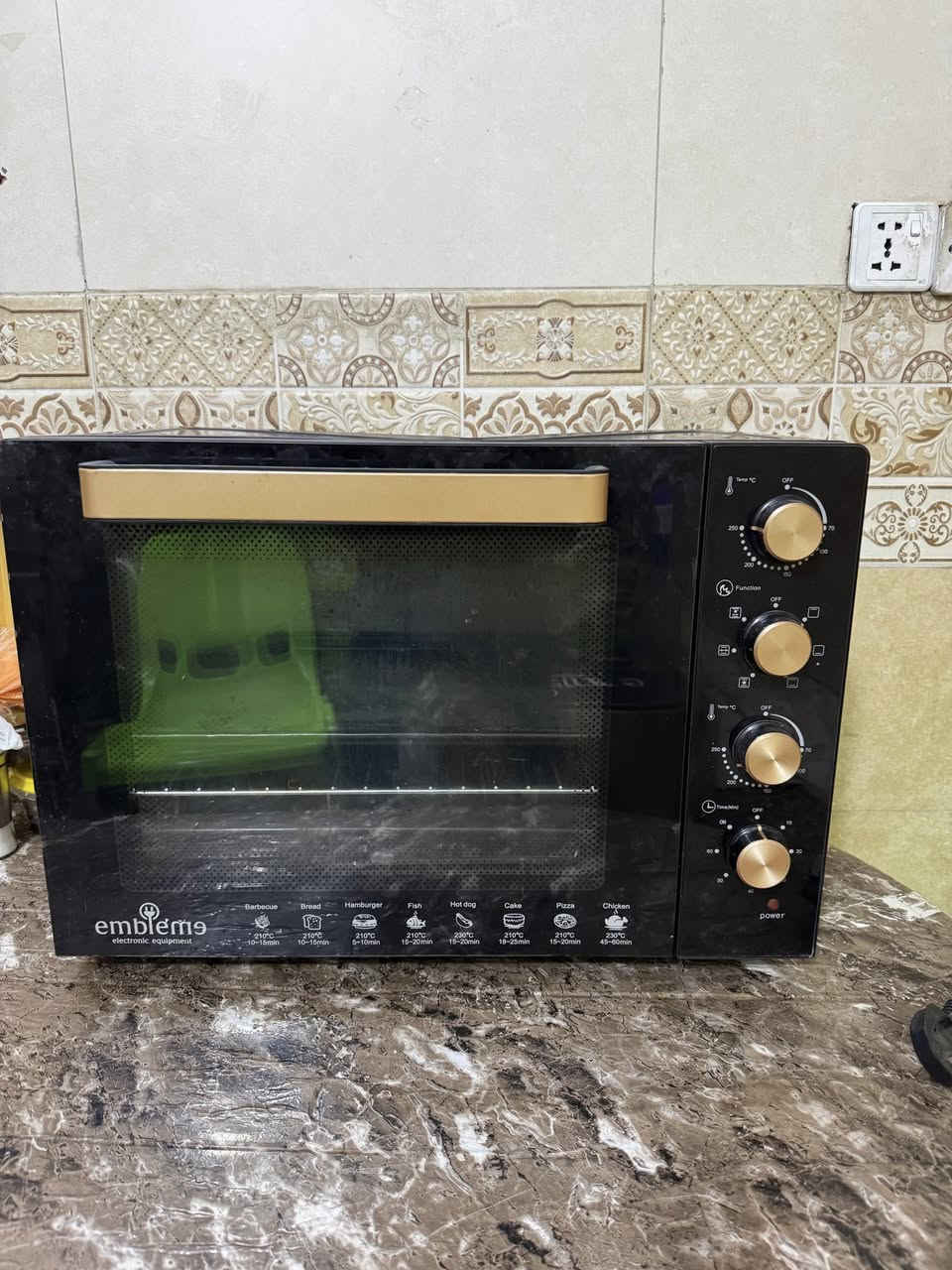 فرن كهربائي شركة امبيليوم مستعمل نظيف كامل ملحقاته وياه وضمان سنه بي السعر 100 الف  عنوان بغداد حي البنوك للتواصل ***********
