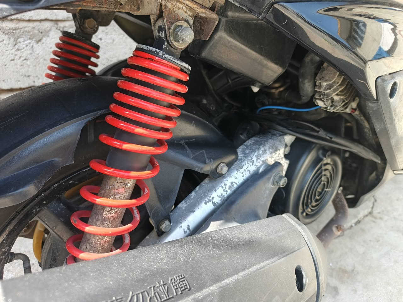 دراجة سكنس  فحل كابريتر دراجه ما مفتوحه مكينه حلوه شلعه ومعدل كفرات اصليه كله مختم العنوان بغداد لحريه السعر ٧٥٠، ***********
