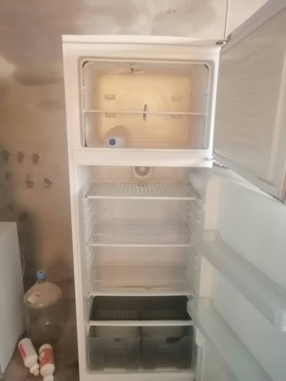 تلاجة للبيع و نظيف ضمان 10 يوم حجم 16 قدم عنوان مخيم كبرتو تابع دهوك رقم واتساب *********** محل بيوار شنكالي رقم واتساب *********** توصيل دهوك سنجار فقط
