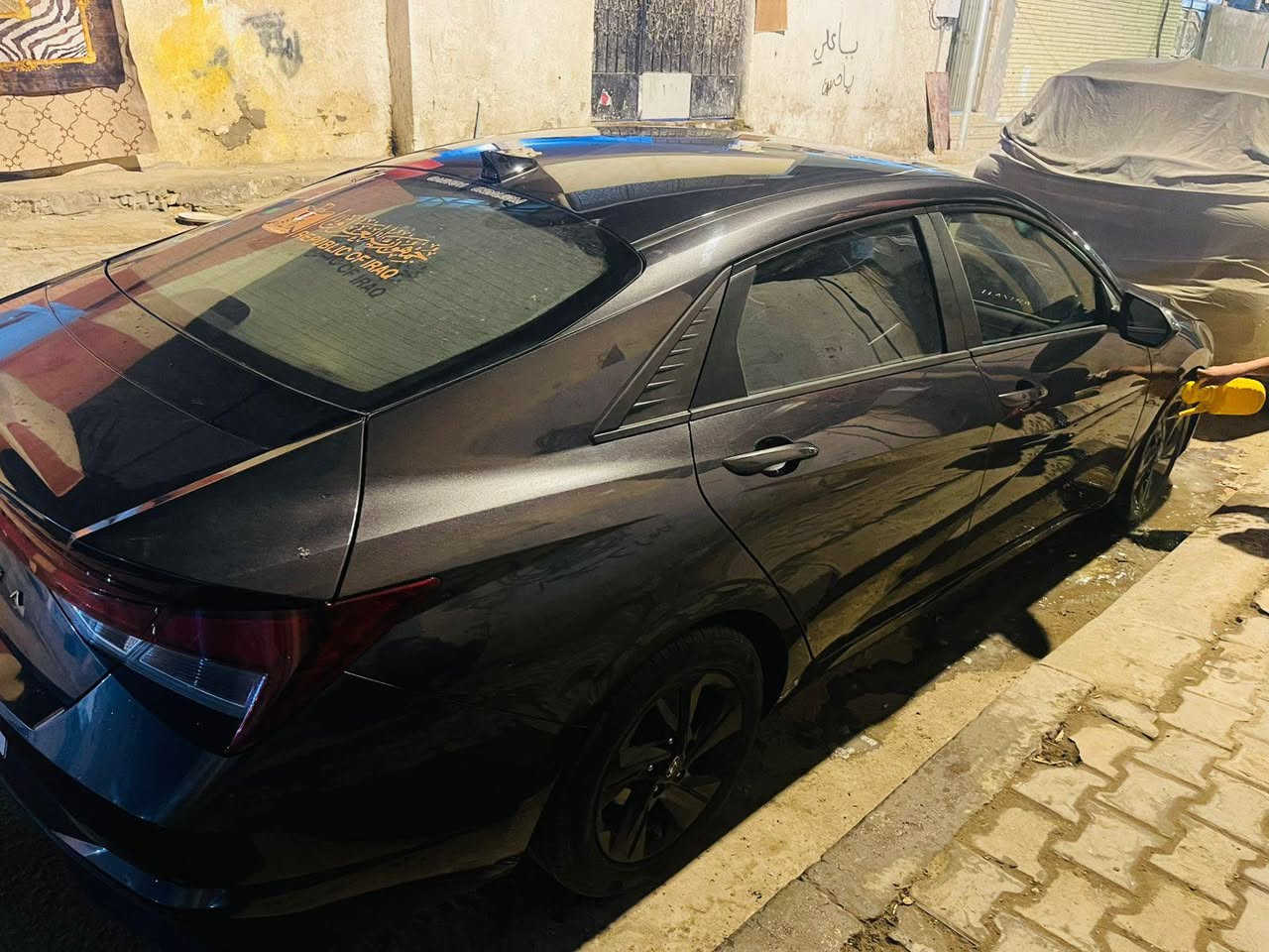 الانترا. وارد امريكي ٢٠٢٢ فقط بنيد ومصلح 
لا ايرباك ولا شواصي والباقي كلين تايتول 
سياره جاهزه ونضيفه. لونها نفطي او فيلي لامع 
صدفي مانثصها شي بس دسكات معوقين رقمً جديد والمعوق موجود بالبصره ببو الخصيب 
البصره الحيانيه. 
***********
قفلها ١٤٠ والوكاله عليه
