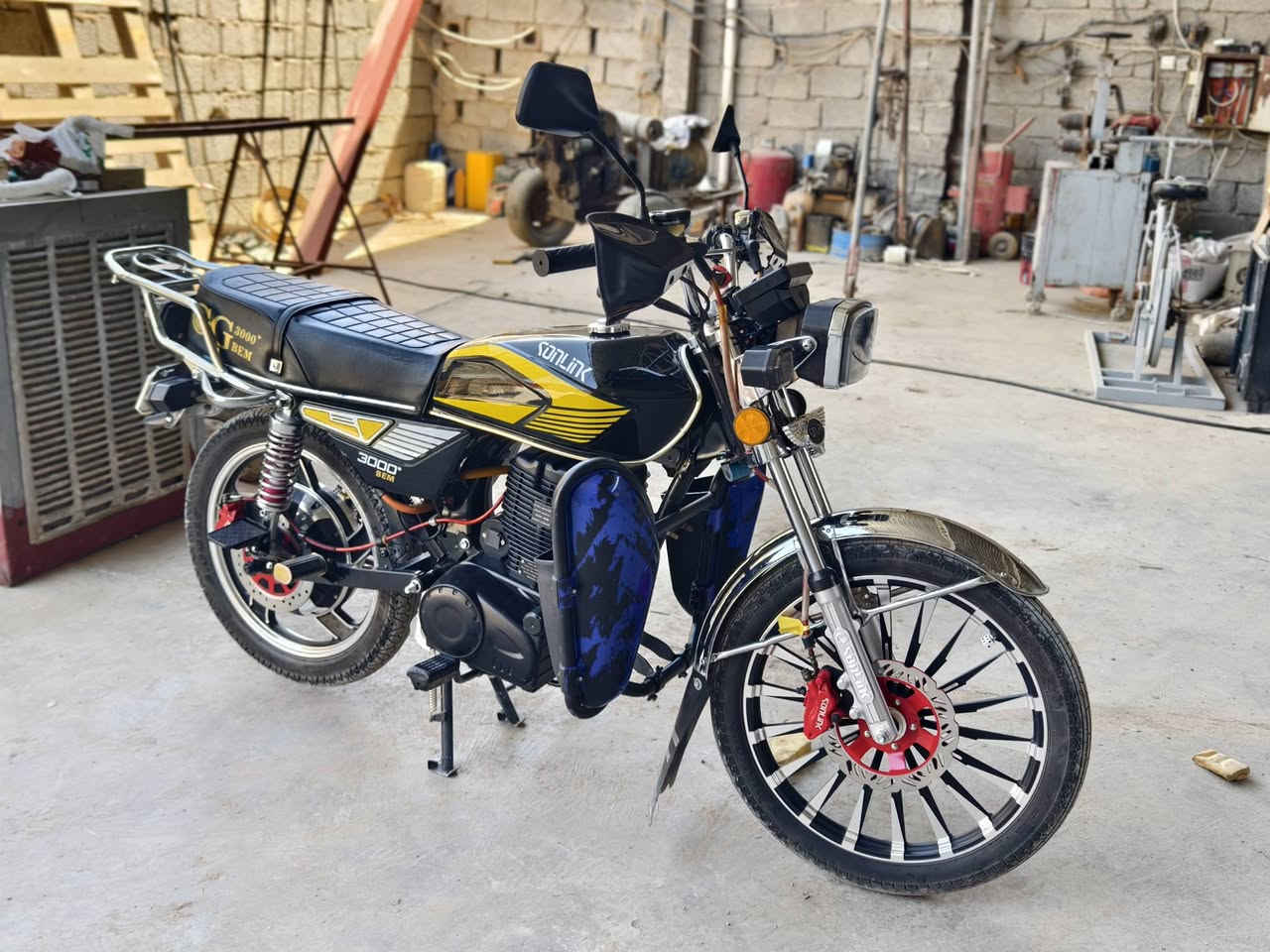 دراجة شحن من شركة سونك SONLINK 2025
بطارية ليثيوم 50A 72v دراجة قوية و عملية 
انسى شي اسمو بانزين و دهن بالشحنه تمشيك اكثر من 100 كيلو الدراجة جديدة شخط ما بيها
عمر البطارية الافتراضي اكثر من 5 سنوات و تكدر تربطها على الهاتف تعرف نسبة الشحن و عمرها و درجة الحرارة و اذا بيها اي عطل يطلع في الهاتف
كلها شغالة ما ناقصها بس جناي سعر الجديد 2 ميلون 
اني رايدها اب مليون ونص و بيها مجال 

المكان ناحية الزاب ***********
