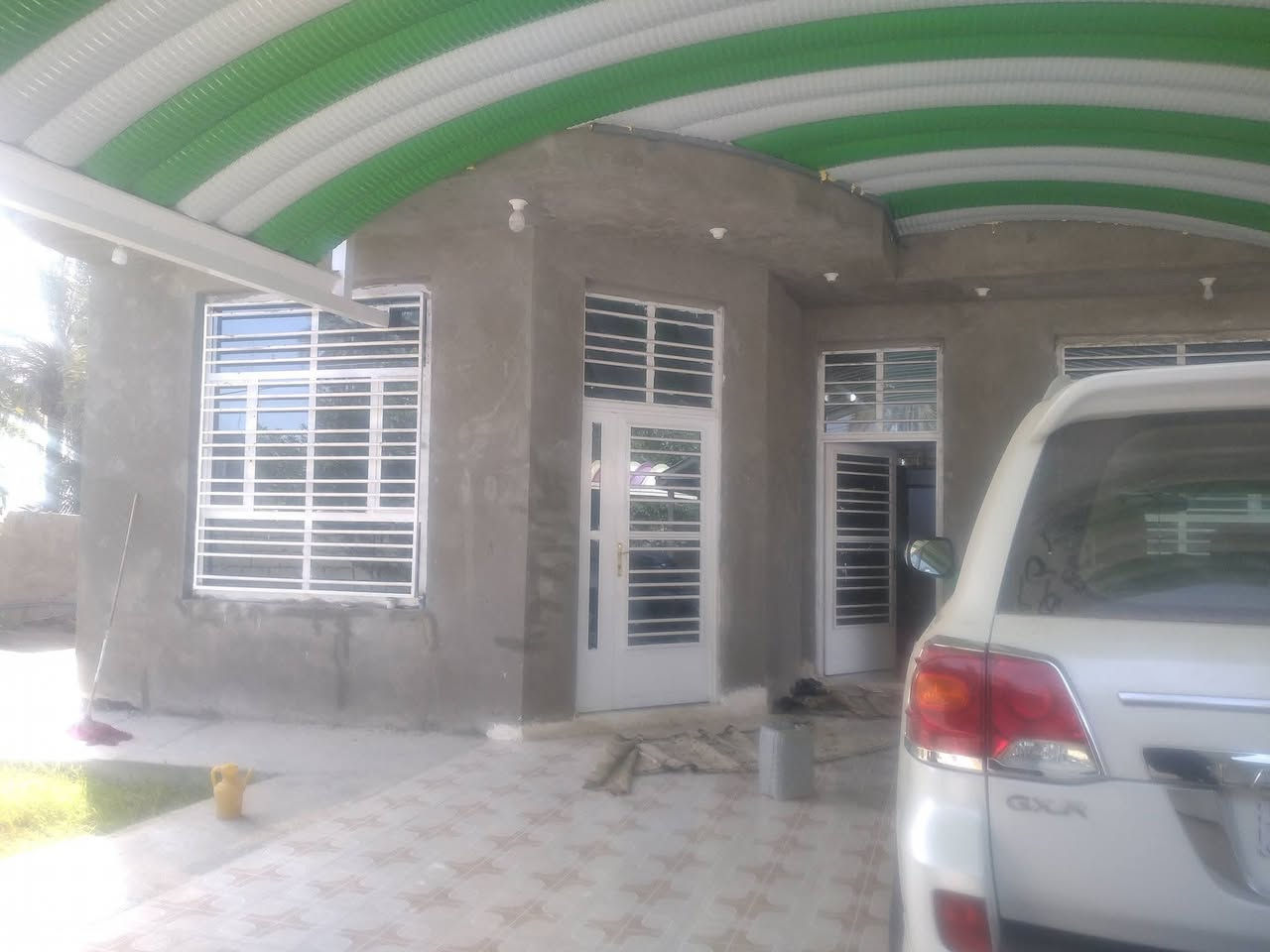 السلام عليكم دارين للبيع سنتر ع شارع التبليط
 المساحه 2000 متر 
الدار الاول بناء حديث سنه 2025 مساحه البناء 210م بناء طابوك درجه اولى وكونكريت مسلح ويوجد رفت كونكريت مسلح تحت البيت معه ممر عرض متر وخمسين سانتي متر ويوجد كراجين سيارات طوال الكراج الاول 12 متر والكراج الثاني 16 متر 
الدار الثاني بناء نظيف سنه 2018 مساحت البناء 150 م كونكريت مسلح وتوجد فيه كراج سيارات كبير وطارمه كبيره 
المكان حله ورديه خلف مستشفى الحياة وقرب محكمه حي الجزائر وقريب على السريع الدولي 1 كيلو 
جنس العقار طابو زراعي صرف سند 25 باسمي توجد كافه الخدمات مدارس ومستشفى ومدارس اهليه وماء أساله 
السعر 300 مليون وقابل للتفاوض 
للاتصال 
***********

 ***********

***********
