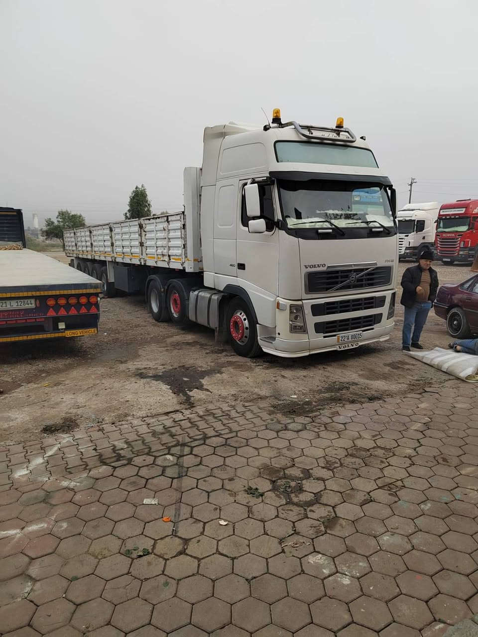 للبيع فالفو موديل 2005 حجم 460 كير عادي قماره 4 خطوط تخم تاير راس عربانه مربوط وراها 4 محاور اجناب تعلاوه اني امكلف بل نشر اتصلو عل صاحب سياره ***********
