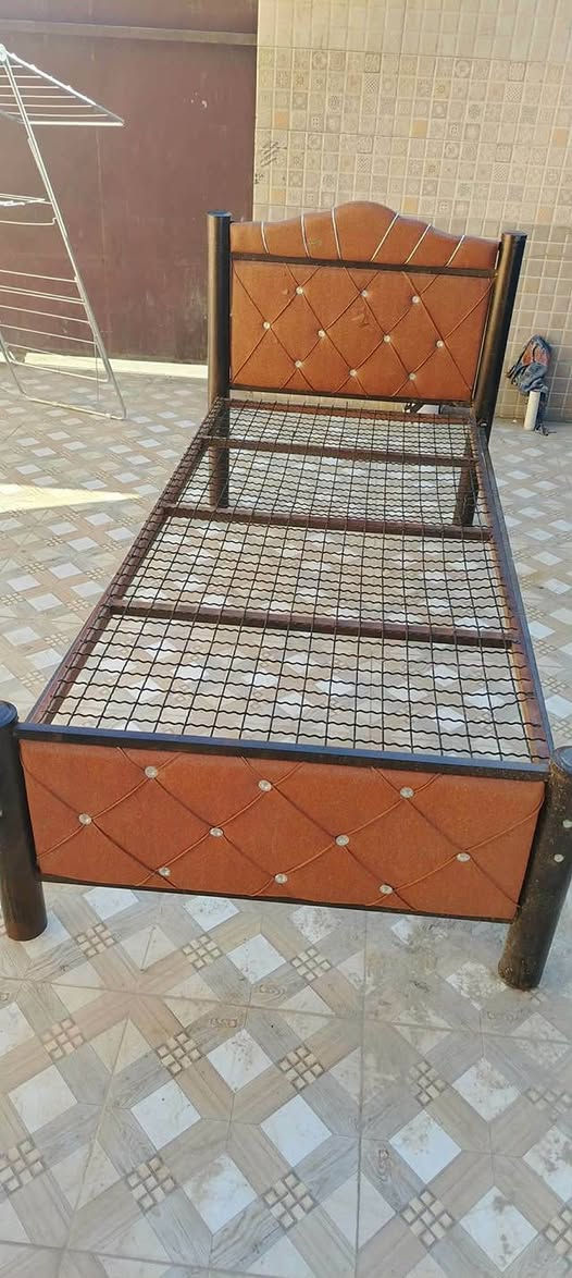 سلام عليكم
چرابي عدد ٣ نضيفات بس وحدة شوية تعبانه مثل ما بالصورة رايدهن ب٧٠ وبيهن مجال بسيط
العنوان المنسية
***********
