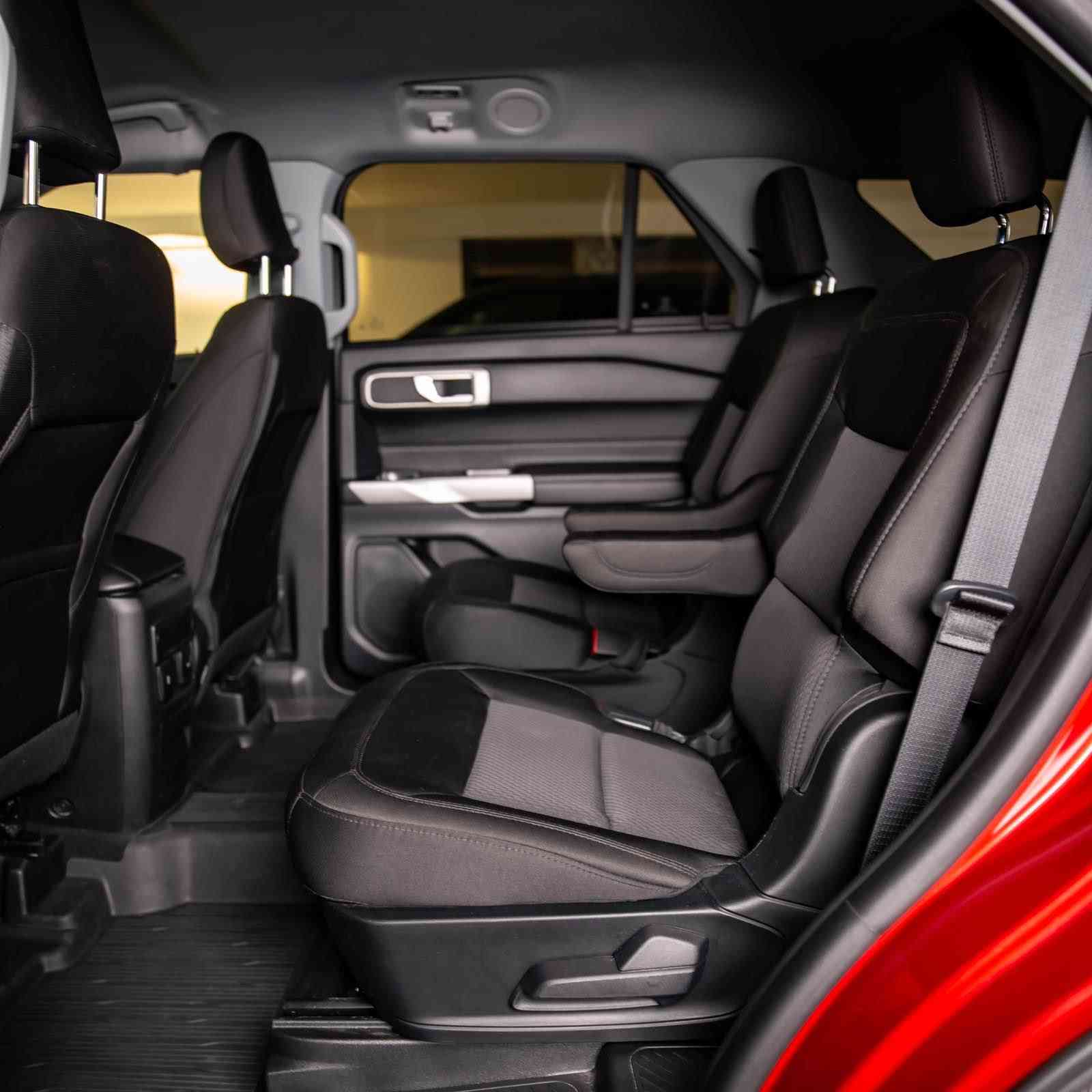 سڵاوتان لێبێت 
Ford explorer xlt 2023 
سەیارەکە تەنها ١٠،٠٠٠ مایڵ ڕۆشتووە گێڕ و مەکینە و کارەباییات بەشەرت سەیارەکە زۆر تازەو جوانە مەکینە ٢،٣ لتری ٤ بستۆنی تۆربۆیە دینار مەسرەفی تیا نییە تەنها چەمەلغی لای سایەق بۆیاخە ڕەسمی سۆنەرەکەیم داناوە و ڕەقەم شاصیەکەشم بۆ داناون خۆتان تاکیدی لێ بکەنەوە سەیارەکە ڕەقەم کاتییە و بەشەرتی ڕەقەم دەبڵ ئەکسلە 4wd 
مواصفات :
بزوێنەر و گێڕ (Mechanical)
• مەکینە: 2.3 لیتر 4 پستۆن (EcoBoost) بە تۆربۆ.
• هێزی بزوێنەر: 300 ئەسپ و هێزی کێشکردنی 420 نیوتن مەتر.
• گێڕ: 10 خێرایی ئۆتۆماتیک.
• سیستەمی پاڵنەر: چوار چرخ (4WD / 4x4) کە چەندین مۆدی لێخوڕینی هەیە (بۆ بەفر، قوڕ، لمی، و ئابووری Eco).
📺 تەکنەلۆژیا و ناوەوە (Interior & Tech)
• شاشە: شاشەی ناوەڕاستی گەورە بە قەبارەی 8 ئینج کە سیستەمی SYNC 3 لەسەرە و پشتگیری Apple CarPlay و Android Auto دەکات.
• شاشەی دۆشبوڵ: شاشەی زانیاری ڕەنگاوڕەنگ بە قەبارەی 6.5 ئینج لە پشت سوکان.
• کوشنەکان: 3 ڕیز کوشن (7 سەرنشین)، کوشنی پێشەوەی کارەباییە و هیتەری هەیە (گەرمکەرەوە)، سوکانیشی هیتەری هەیە.
• تەقینەوەی ئۆتۆماتیک (Remote Start): داگیرساندن لە دوورەوە بە سویچ یان لە ڕێگەی کارپێکردنی دوگمە (Push Button Start).
• سیستەمی فێنککەرەوە: سپلیت و تەجمیدی سێ ناوچەیی (Tri-zone climate control) بۆ ئەوەی سەرنشینەکانی دواوەش کۆنترۆڵی هەوای خۆیان بکەن.
🛡️ سیستەمی سەلامەتی و شۆفێری (Safety - Ford Co-Pilot360)
• ڕادار و حەساس: حەساسی دواوە و پێشەوە لەگەڵ کامێرای دواوە (Backup Camera).
• BLIS (ڕاداری خاڵی کوێر): ئاگادارکردنەوەی شۆفێر لەو ئۆتۆمبێلانەی لە تەنیشتن و نایانبینیت.
• Lane-Keeping System: سیستەمی گرتنەوەی هێڵی جادە و ئاگادارکردنەوە لە لادان.
• Pre-Collision Assist: برێکی ئۆتۆماتیک لە کاتی کتوپڕدا بۆ ڕێگری لە پیاکێشان.
💎 دەرەوەی ئۆتۆمبێل (Exterior)
• لایتەکان: لایتی پێشەوە بە تەواوی LED (دیزاینی واژۆیی فۆرد).
• ویل (رینگ): ئەلەمنیۆم قەبارە 18 ئینج (یان 20 ئینج ئەگەر پاکێجی Sport بێت).
• جامی دواوە: جامی ڕەش (Privacy Glass) شەریکە.
• سندوق: کارەباییە (Power Liftgate) بە سویچ یان دوگمە دەکرێتەوە.
نرخ:٢٣٢ وەرەقە و کەمێک مەجال
ژمارەی تەلەفون:***********
WhatsApp&Viber✅ السليمانية, العراق
