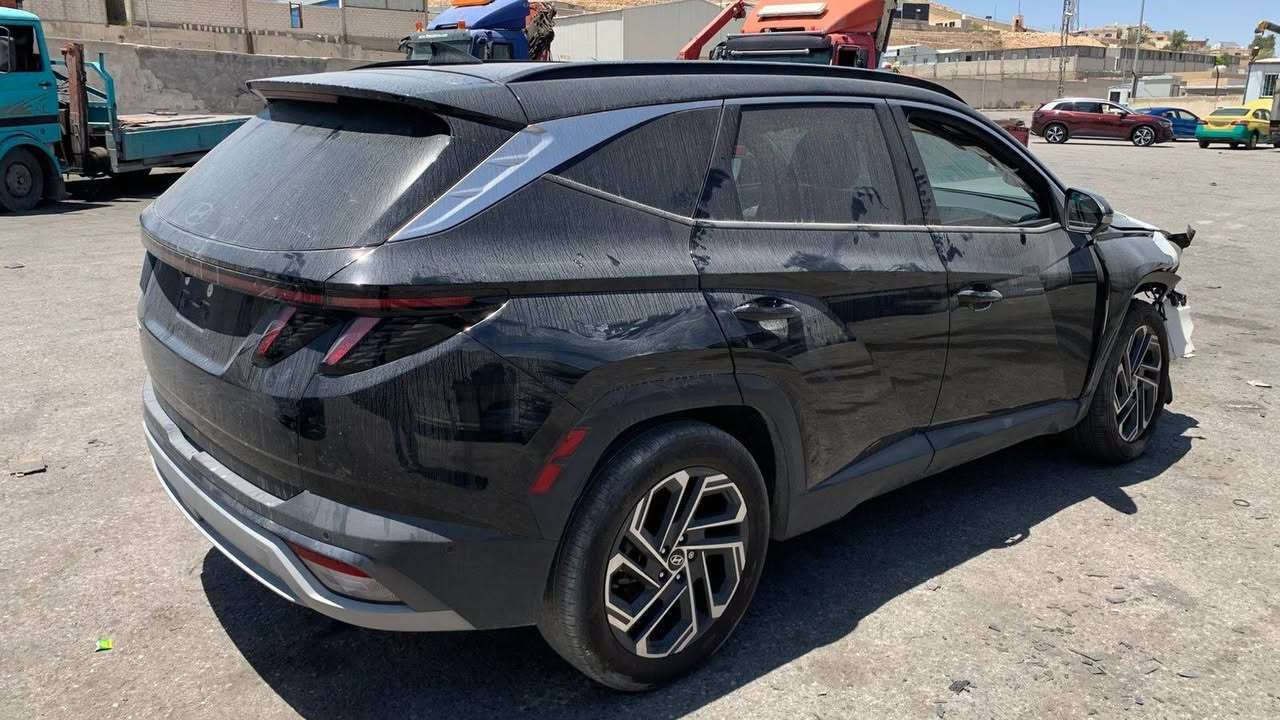 ! للبيع Hyundai Tucson Limeted2025
فوول مواصفات أعلى فئة بالتوسان بانزين. 
ما يصير بيها تصليح لآسمكرة ولآ صبغ فقط شد الغراض المكسورة...وتطبيگ باب وچاملغ لون بلاك أسود ملكي وداخل جلد أبيض أوف وايت المرغوب ماشية ٢٣ ميل حقيقي.سيارة واصلةتشتغل وتمشي من أمريكا تباع على حالها بدون تصليح... 
سيارةحرة وواصلة لبغداد  تترقم بجميع المحافظات عدا كردستان السعر192ورقة وبيها مجال للشراي. 
السيارة معروضة بمكتب شركة
...للأستفسار.العنوان بغداد حي القاهرة شارع الضباط مقابل حسينية آل الرسول

تلفون أو واتساب ***********

