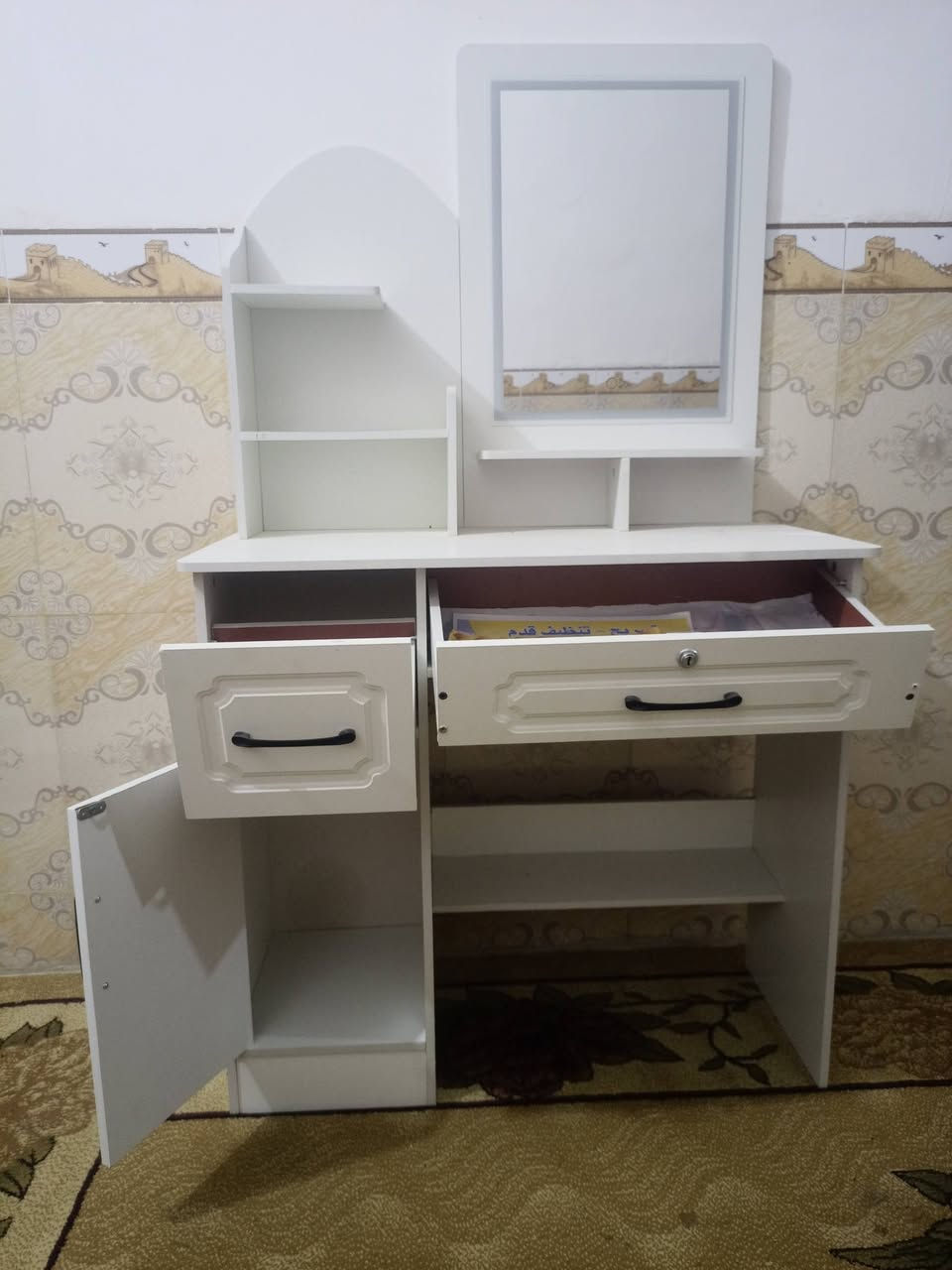 ميز استعمال قليل مع مراية مضيئة للبيع سعر 100 وبي مجال قليل عنوان كربلاء حي العسكري
***********
