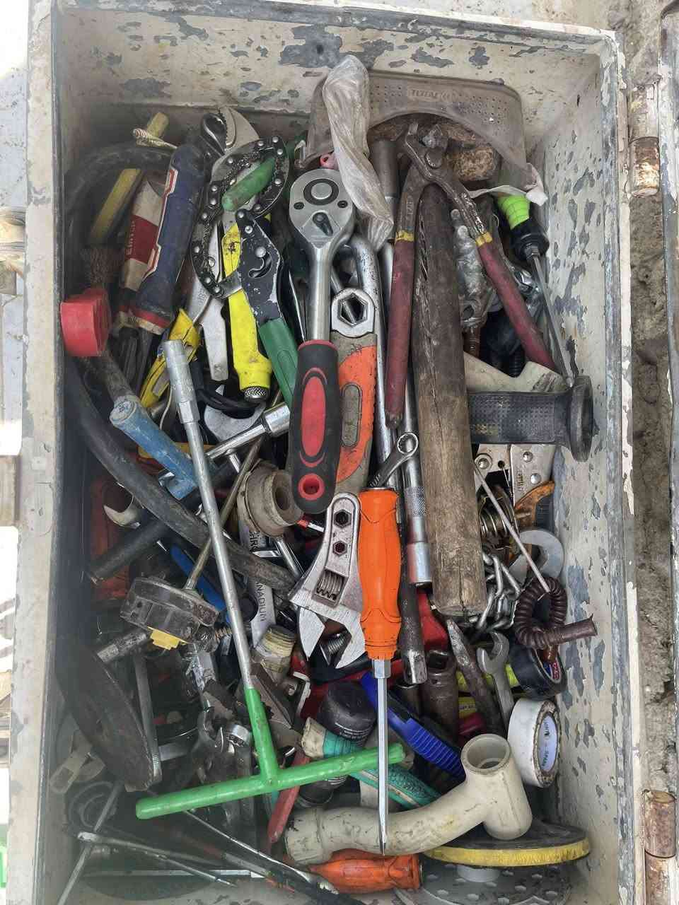 دوکانێکی کامل بۆ فرۆشتن 
کۆمپرێسەر ٢٥٠ لتر
تاقم بۆکس و ئیسپانی
جەگی ٤ تەن 
دەمانچەی هەوا 
سعری هەر هەموی 5گەڵا 
***********
