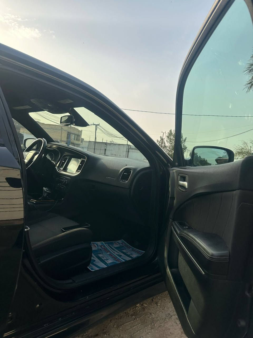 السلام عليكم 
للبيع جارجر وارد امريكي موديل 2017
حجم محرك 5.7 هيمي. rt 
فول مواصفات عدا الفتحه 
السياره استخدام شخصي ماشيه 75m
منضومه غاز فعاله عليها ادامه عامه 
كير محرك خير من الله السياره جاهزه للاخير 
مكان السياره بغداد التاجي قرب حسينيه البتول 
السعر 165 بيها مجال بسيط للاستفسار 
***********
