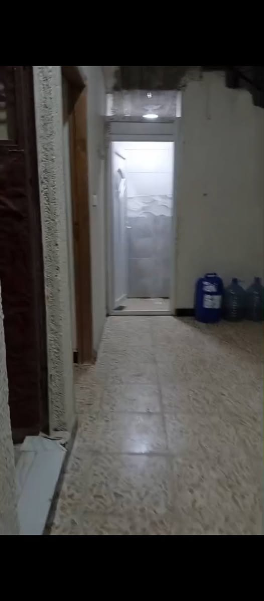 بيت طابقين للايجار في مشراق جديد يحتوي على خمس غرف وديوان وصحيات اثنين سعر الاجار 700الف.موقع خلف سنتر البصره مراجعه***********
