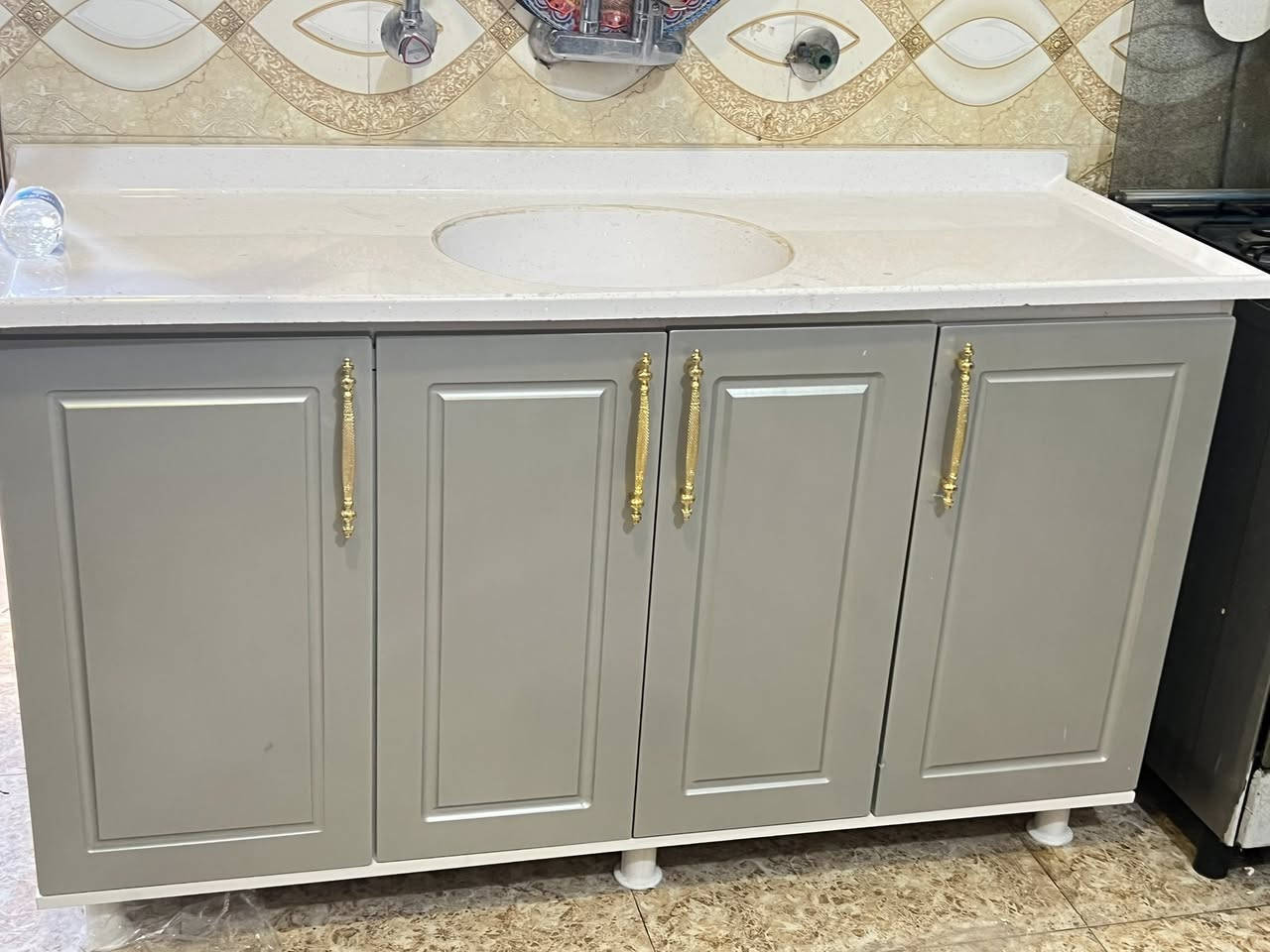 كاونتر للبيع 3 امتار السنك مترين ونص العنوان بعقوبه للأستفسار ***********
