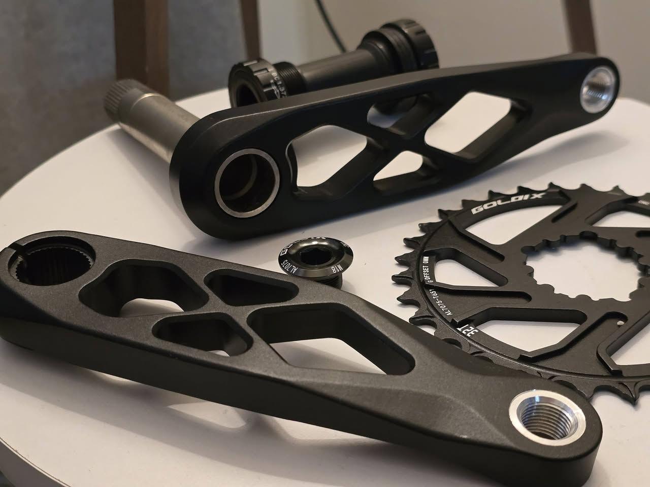 يا الله يا رزاق 👋
**🚴‍♂️✨ هلا بالشباب محبّين الدراجات! ✨🚴‍♀️
#متوووووفر 
#السعر ٣٣ الاف 🔥 🔥 🔥 
جماعة القطع المميزة تعال لييييييه 🤣
الاصلي يمي عمي تدللون علينه  😍 
مجمع كرانك سيت براكيت  جديد غير مستخدم 🖤💛
وزن خفيف و شكل مميز  😉
براكيت جديد أصلية هدية 🎁 
قرص ماركة GOLDEX 32 TETH هدية 🎁 
سعر الموقع كدامك يابه أخررر صورة 😅
.
.
.
متجر عبدالله المغامر يقدملكم افضل وأجود اغراض الدراجات الهوائية …🚲🚲🚲
✔️ شغل مرتب يخلي دراجتك فول وتخطف الأنظار 😎
✔️ أسعار مناسبة  لكل الميزانيات 👀
✔️ جودة أصلية وتحمّل عالي🚲
✔️ توصيل سريع لكل المحافظات 🚚💨
✔️ خدمة دعم بأي لحظة 💬✨
لا تضيع الوقت… جهز دراجتك وخلي طلعاتك أحلى ويا متجر عبدالله المغامر! 😍🚴✨
للأستفسار على الخاص او مراسلة الصفحة على الواتس آب 📞 📞


**إذا كنت صاحب هذا الإعلان وتريد حذفه لأي سبب، رجاءا أرسل رسالة إلى الدعم الفني**