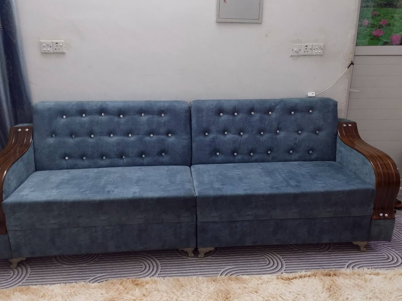 السلام عليكم تخم للبيع تسكام بدون اي ضرر نظافه 100/100 8 نفرات اربع قطع كل قطعة طوله متر و60 السعر  275 وبي مجال الله شاهد محتاج العنوان بابل مركز المدينه ***********
