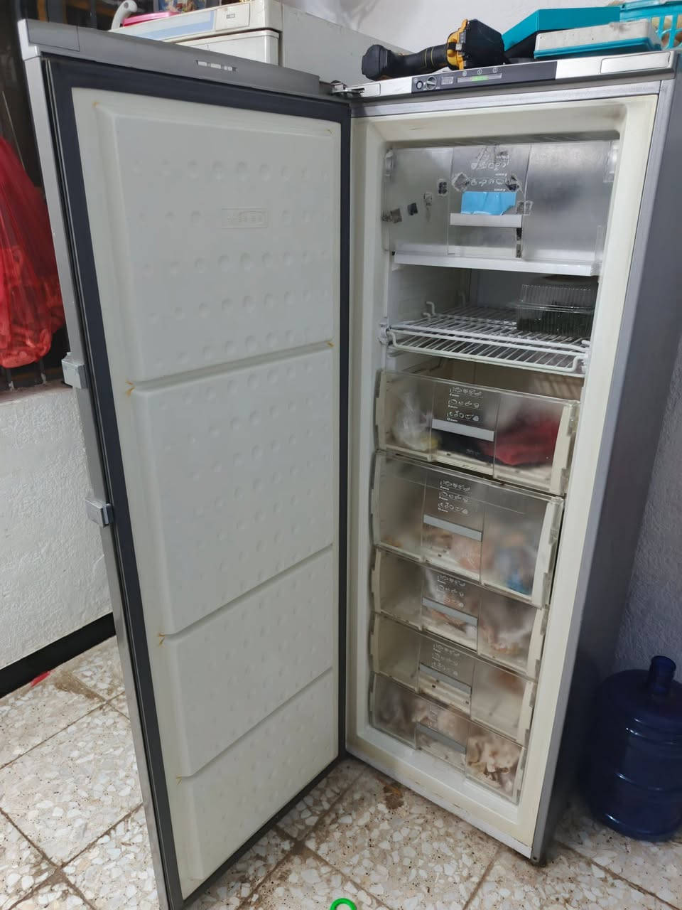 مجمده عموديه نظيفه جدا من ماركه اي كي التجميد فول حاليا شغاله السعر ٣٠٠ وبيه مجال متواجد خاص


**إذا كنت صاحب هذا الإعلان وتريد حذفه لأي سبب، رجاءا أرسل رسالة إلى الدعم الفني**