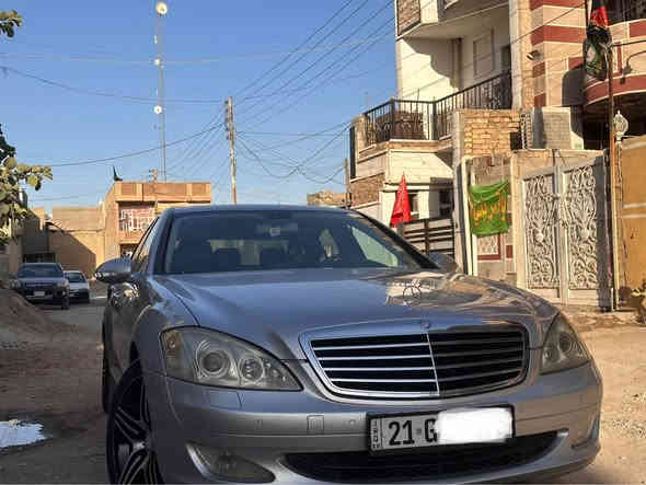 السلام عليكم للبيع 
مارسدس إس كلاس s350 w221 موديل 2006
مواصفات الاس معروفة 
السيارة مكفولة مكفولة من الحادث والبارد بيها فقط كلير قطعتين ونص فقط
- لون غرفة اسود بلادي
- مري شفط
-  فتحه سقف
-شاشه + ماوس 
-ستيرن كهرباء + تحكم ستيرن جهتين
- تبريد منفصل + 3 قطع تبريد
- سي دي جنجر 6 أقراص 
-كشنات كهرباء جهتين
-تدفئه كشنات 
-خزن ميموري 
-وضعيات قياده E-S-M
-اشاير مري 
-كروس سرعه 
-شاشه + تحكمات
-بلوتوث 
-حساسات امامي خلفي
-ويل ١٩ تو سايز
-كامرة خلفية بلاد
جنطة شفط
-كل أمور السيارة على البلاد ماملعوب بيها
وباقي المواصفات معروفة
ماشية ١٤٠ الف وقابلة للزيادة سيارة جدا نظيفة مكينة وكير وحدادية السيارة جاهزة بلا اي نقص
رقم سليمانية باسمي تحويل  اي وقت يعجبك
السعر ١٧٠ وبيها مجال بسيط 
اتصال *********** بغداد
