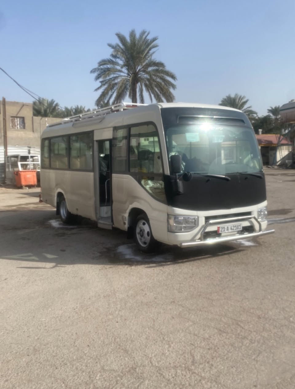 السلام عليكم باص كوستر موديل 2020سياره مكفوله من ضربه فقط بيه ضبغ قليل دخول جديد سياره خير من الله تبريد محور سيبايه درع خلفي نزال جنايز مكينه كير اكسن كله كفاله سياره تاخذه كبل للشارع السعر 475وبيه مجال العنوان بغداد  رقم الهاتف ***********
