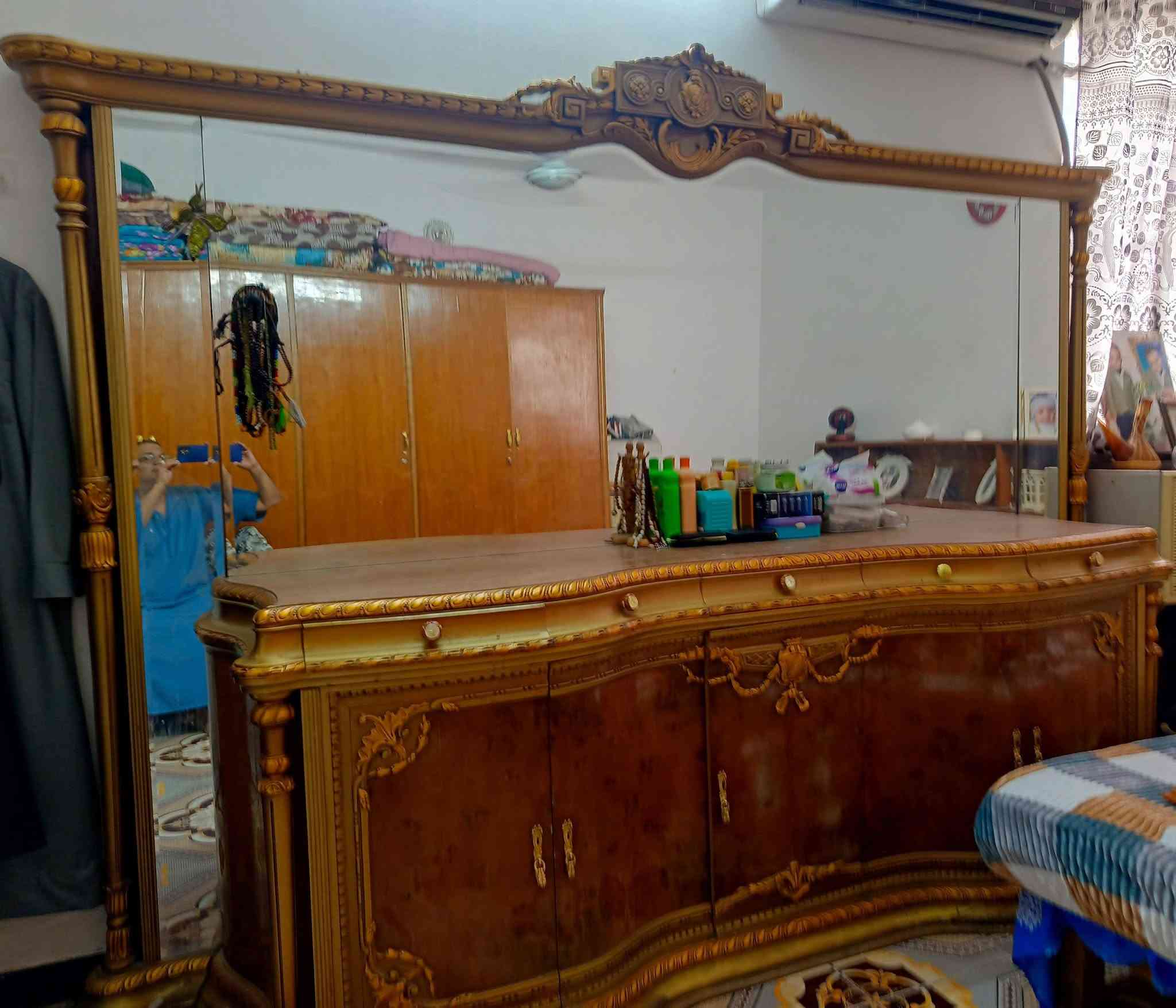 السلام عليكم ميز خشب زان مصري العرض 3متر والارتفاع 2متر للاستفسار الاتصال ***********
