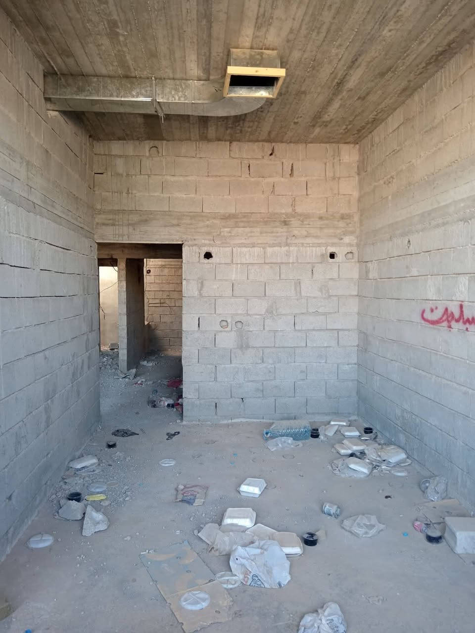 دار للبيع 120 متر طابقين مع بيتونه
العنوان حي بدر خدمات كامله مقابيله ساحه 

يحتوي الطابق  الاول على استقبال او مطبخ بل واجه مع غرفت نوم او مجمع للصحيات 

الطابق الثاني يحتوي على ثلاث غرف نوم مع مجمع للصحيات 

الدار نقص سراميك مع ابواب مع الجص مع السقوف 

العمل المنجز لبخ مجاري مع بواري مع كهربائيات مع الاش مع الدكت  

السعر كلش مناسب 47 او بي مجال للاستفسار اكثر أتصل على الرقم التالي *********** 

او مراسلات الصفحه
