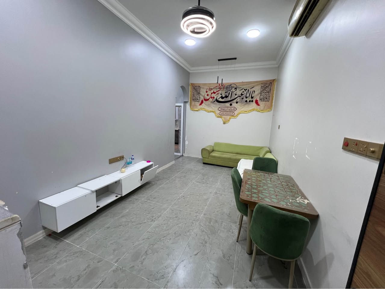 السلام عليكم شقه شبه موثثه للايجار تحتوي علي 
2غرفه نوم 
صاله 
مطبخ 
حمام 
تحتوي ع سبالت عدد 3 
ومطبخ كامل 
ثلاجه 
غساله ملابس 
تخم قنفات 
مجمده 
الشقه اخت الجديده 
السعر 750 
العنوان حي الرضا مجاور جامعه المعقل 
*********** البصرة, العراق
