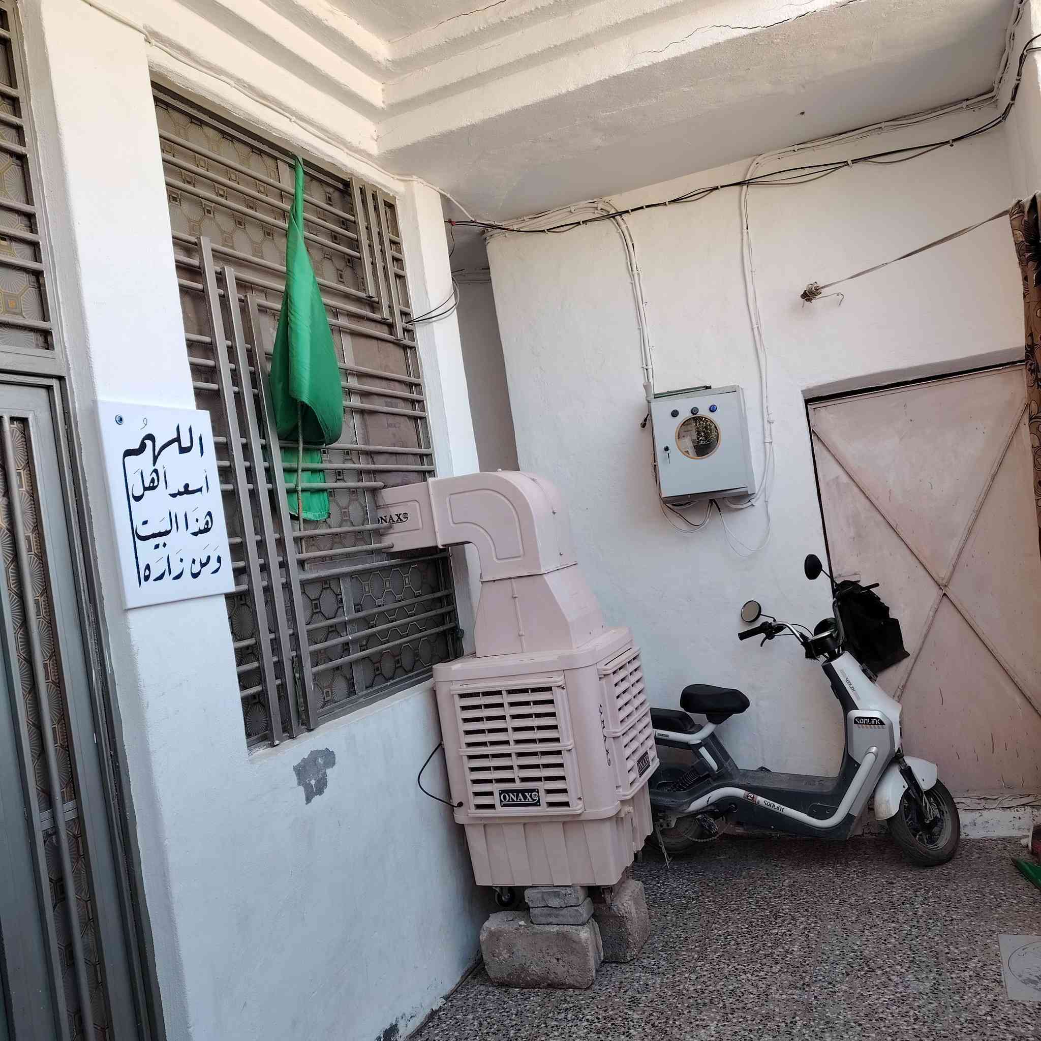سلام عليكم ورحمة الله وبركاته بيت للبيع في حي القادسيه في الحر فيه خمس غرف ومطبخ وصاله واستقبال وصحيات وحمامات البيت علوه على الشارع ويوجد فيه أسواق مجوده حاليآ البيت على شارعين البيت مقابيله حديقه الإتصال على الرقم ***********
