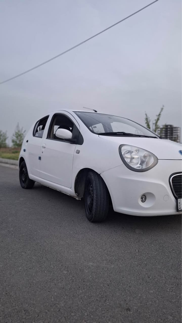 جیلی پاندا 2013 سەیارەکە سبوخی نیە تەنیا یەک جاملخی بیلادی گۆراوە مەکینەی بەشەرت تەنیا گێری لە ١ لۆ ٢ هەندەک جار هاڤی هەیە سنەوی و رەقمی نویە تەق و رەقەی بەشەرت پشت و پیش کەپسە 
٥٤$ مەجالیکی کەم 
*********** أربيل, العراق
