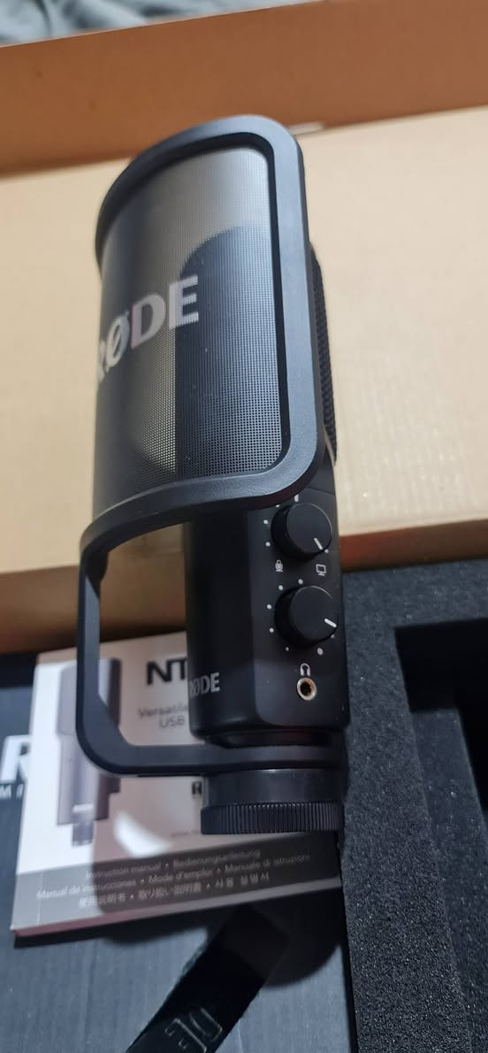 السلام عليكم .. مايك نوع rode nt-usb للبيع ( الأصلي مو الكوبي )
المواصفات : 
ميكروفون USB بكبسولة مكثّفة بجودة استوديو،
مضخم Revolution فائق الهدوء لصوت صافي بدون تشويش،
مراقبة مباشرة بدون تأخير + معالجة APHEX احترافية،
اتصال USB-C بدقة 24bit/48kHz ويشتغل على كمبيوتر وموبايل،
ويجي وياه فلتر بوب وحامل – جاهز استخدام فوراً.
مثالي للبودكاست، و الفويس أوفر والبث المباشر.


**إذا كنت صاحب هذا الإعلان وتريد حذفه لأي سبب، رجاءا أرسل رسالة إلى الدعم الفني**