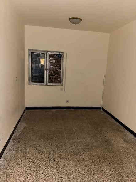 شقة طابق ارضي بالشقق البيض ب ٨٥٠ ألف شهريا للإيجار مطلوب عائله مرتبه  تلاثه نوم وصاله ومطبخ وخدمات وكراج وحديقة تقع على الشارع مال شقق ونظيف جداً ومصبوغه 
***********  مكتب جوهرة السيديه مجاور مدخل الخيزران
